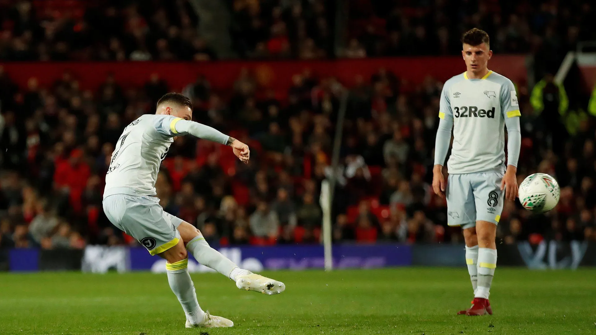 Harry Wilson và Mason Mount ăn mừng cùng Derby County trong trận gặp Manchester United