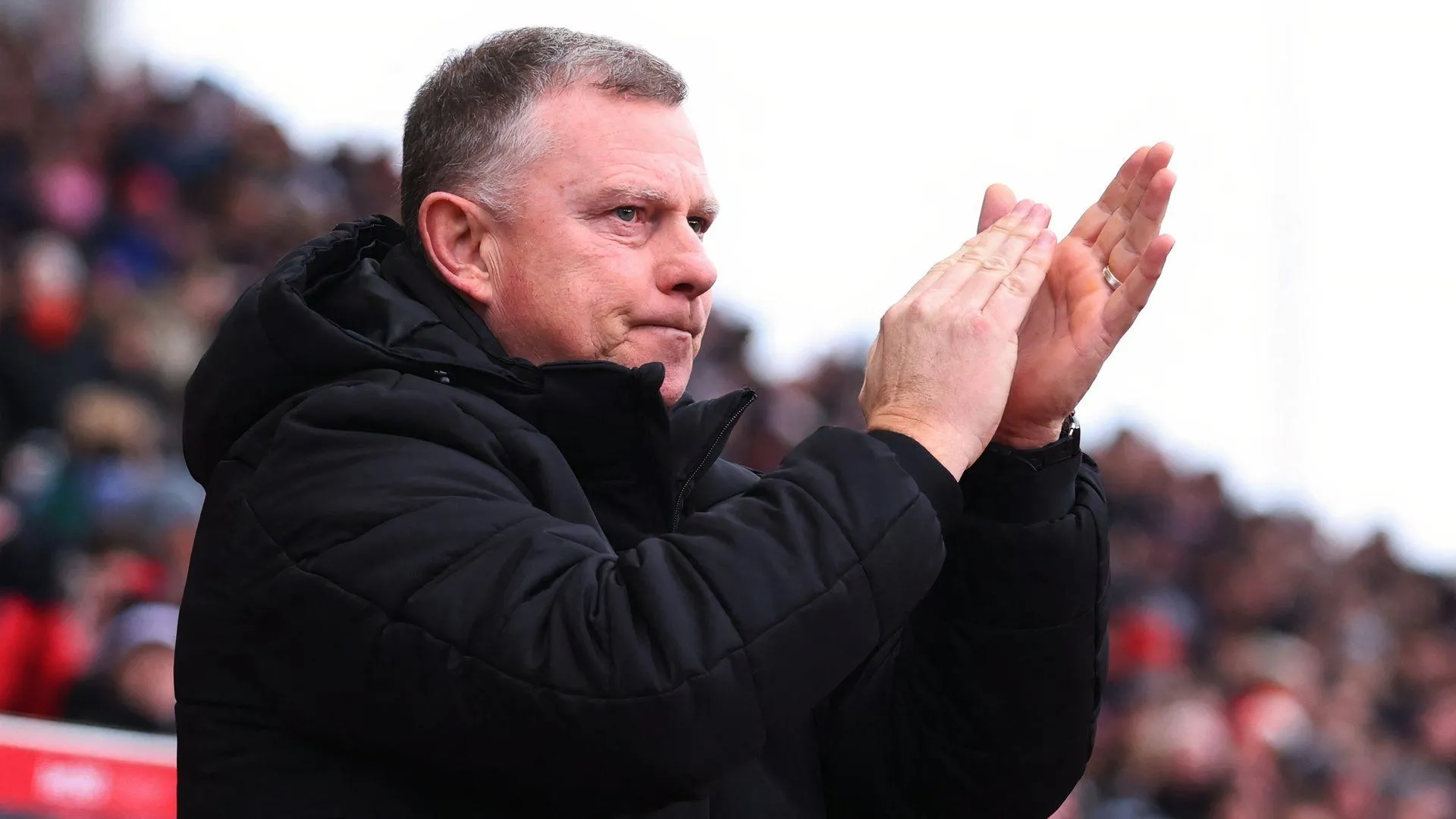 Huấn luyện viên Mark Robins của Stoke City, người đã giúp đội bóng ổn định và phát huy tiềm năng cầu thủ