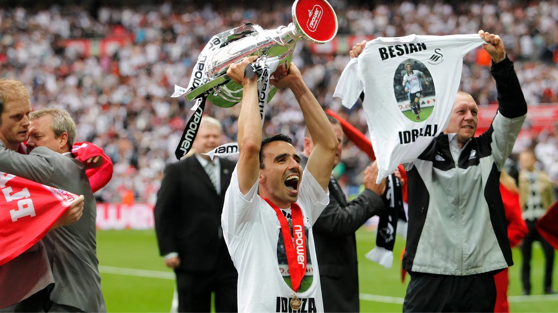 Leon Britton cùng các đồng đội Swansea City ăn mừng chiến thắng lịch sử trước Reading trong trận chung kết play-off Championship 2011 tại Wembley.
