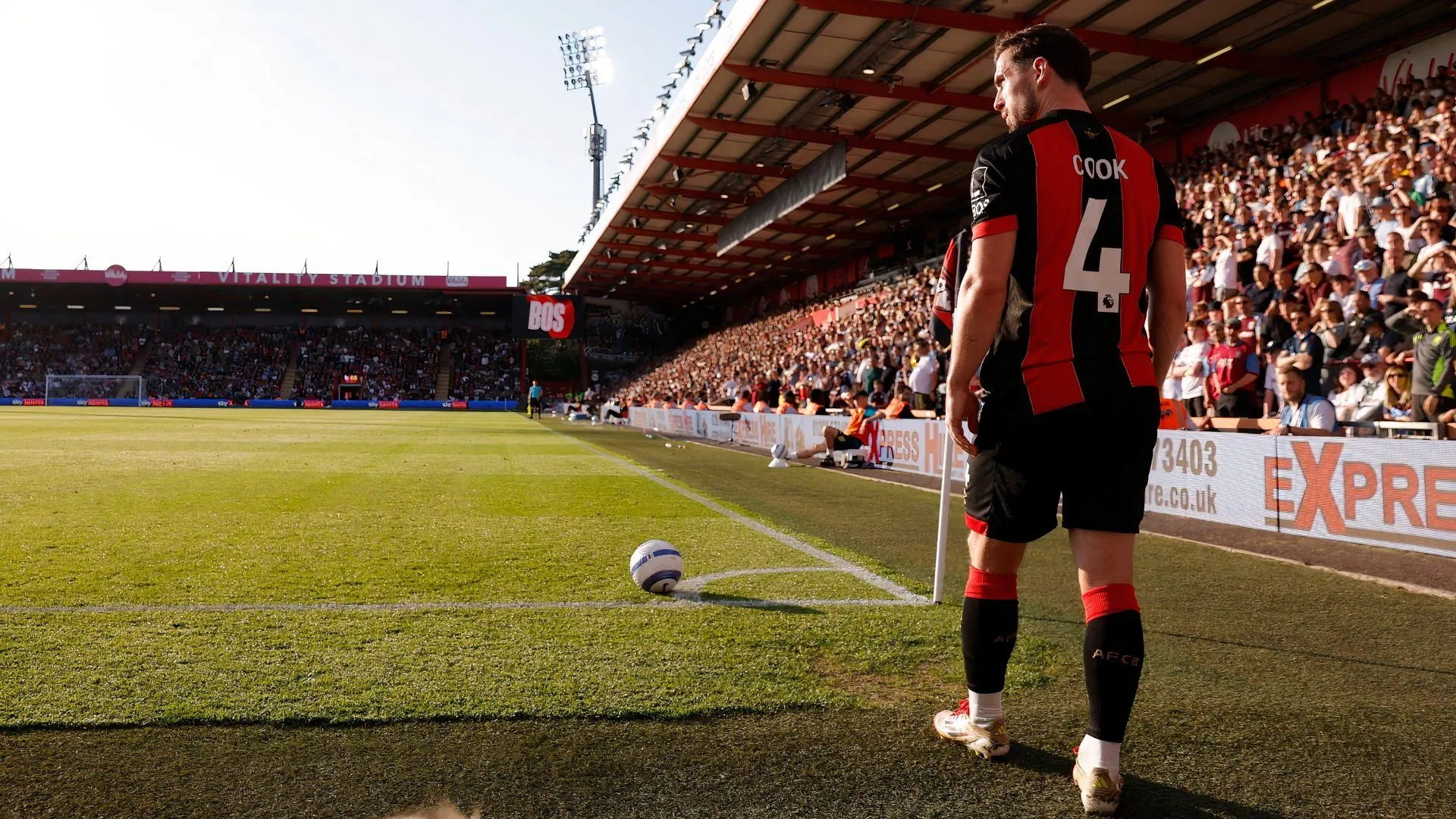 Lewis Cook trong màu áo Bournemouth, một tiền vệ giàu kinh nghiệm Premier League và mục tiêu chuyển nhượng của Ipswich Town.