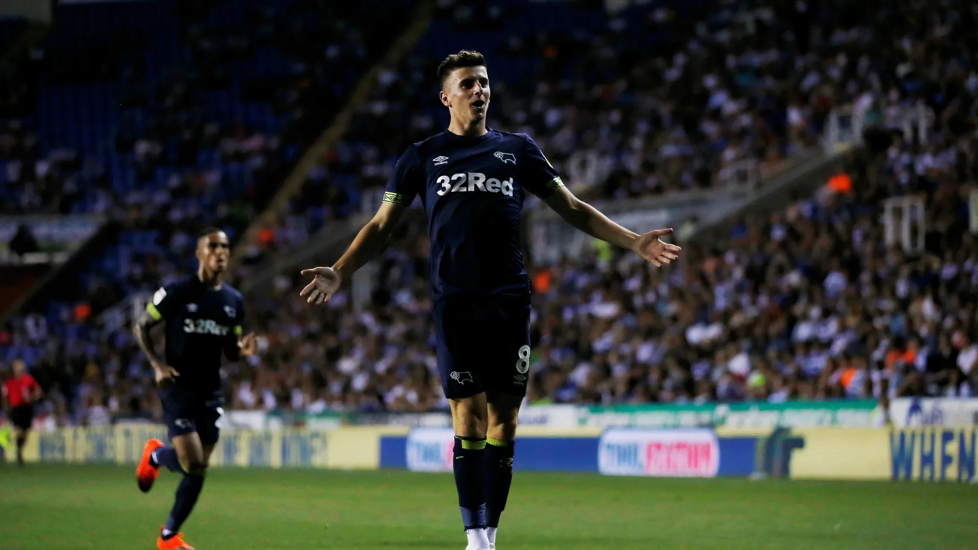 Mason Mount ghi bàn cho Derby County trong trận đấu với Reading