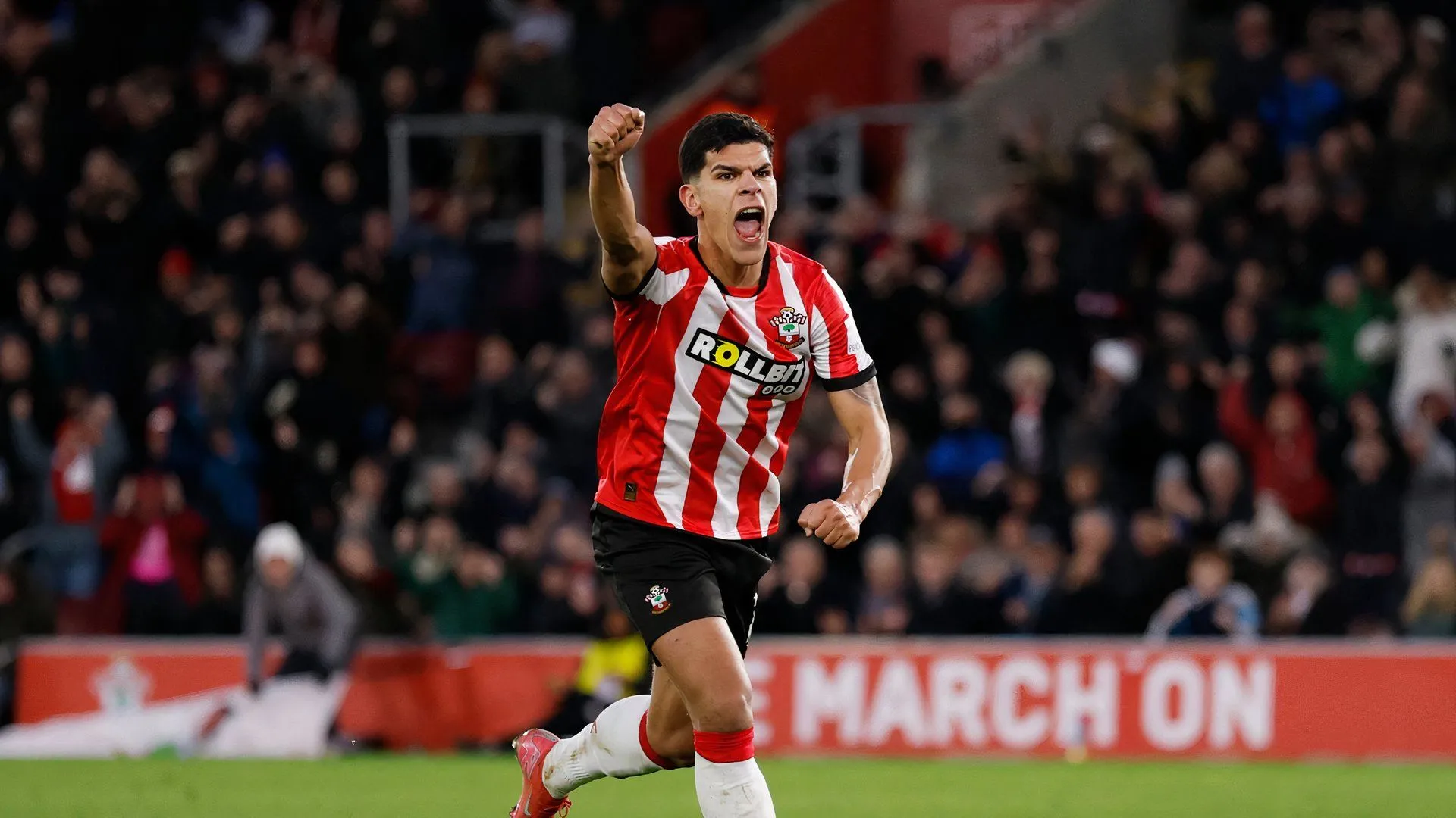 Mateus Fernandes ăn mừng bàn thắng trong màu áo Southampton, thể hiện giá trị tiềm năng.