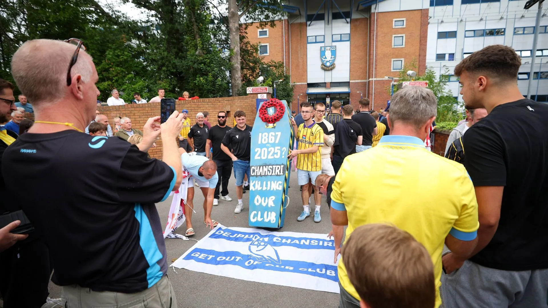 Người hâm mộ Sheffield Wednesday biểu tình phản đối chủ sở hữu Dejphon Chansiri