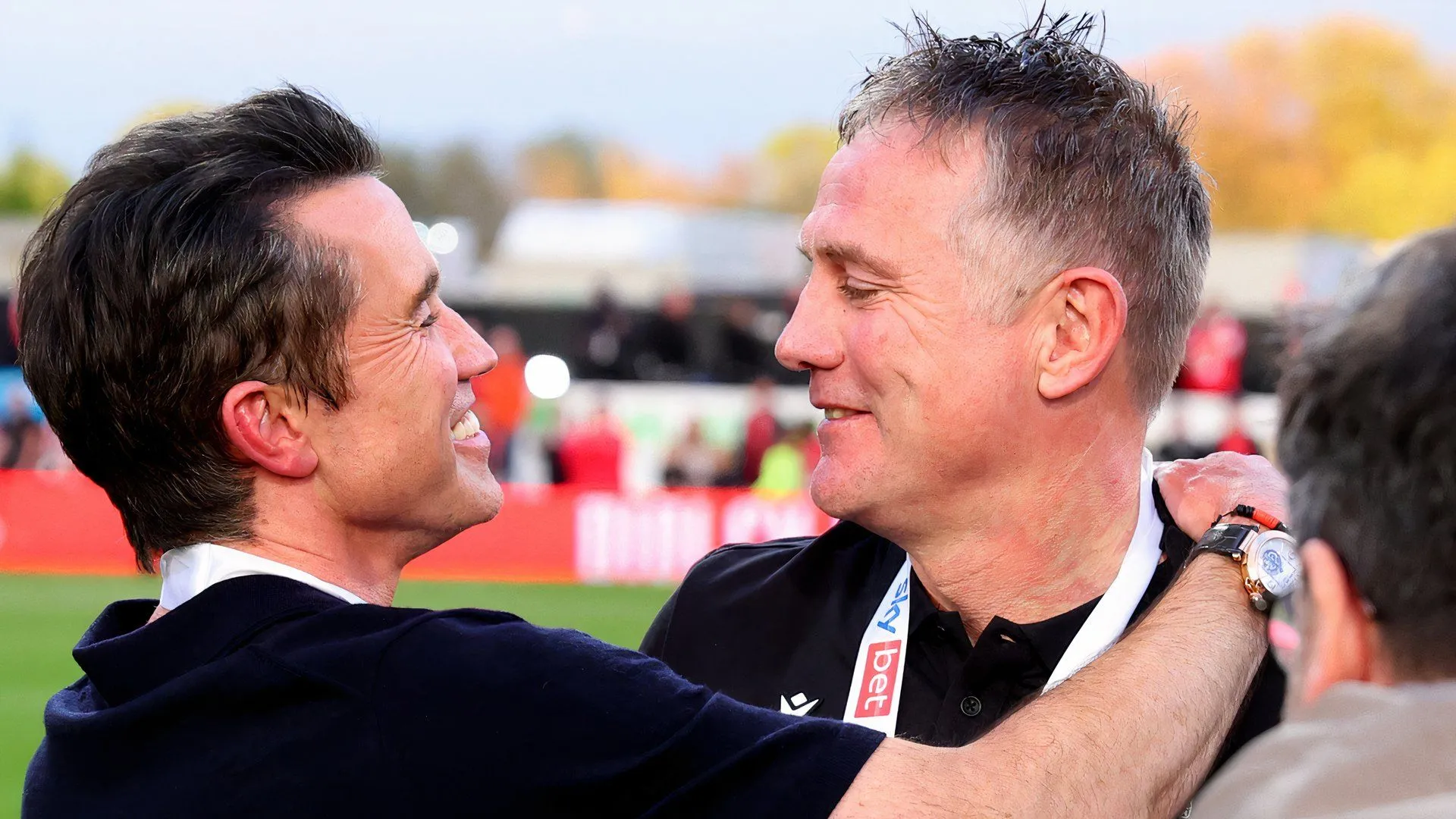 Phil Parkinson ăn mừng chiến thắng cùng Wrexham