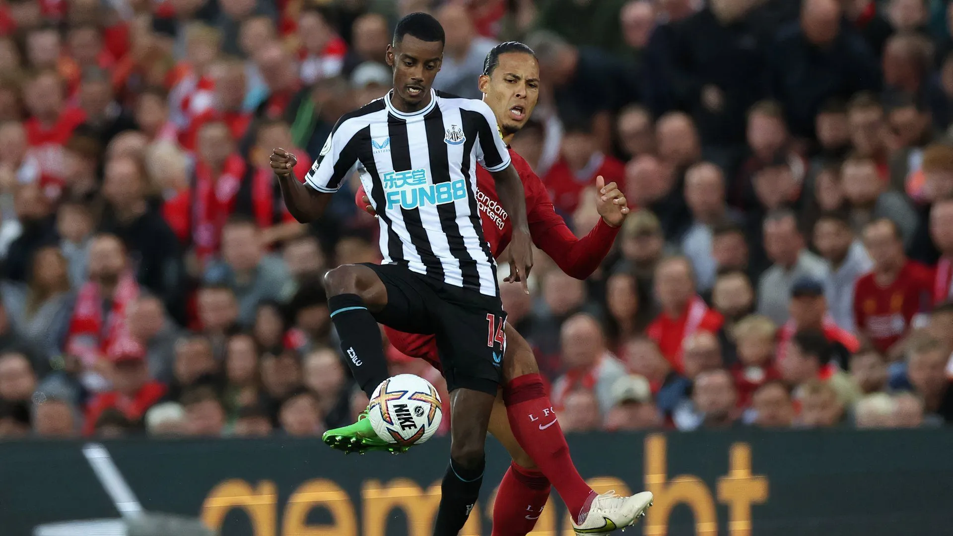 Tiền đạo Alexander Isak của Newcastle United và hậu vệ Virgil Van Dijk của Liverpool, biểu tượng của sức mạnh tài chính tại Premier League.