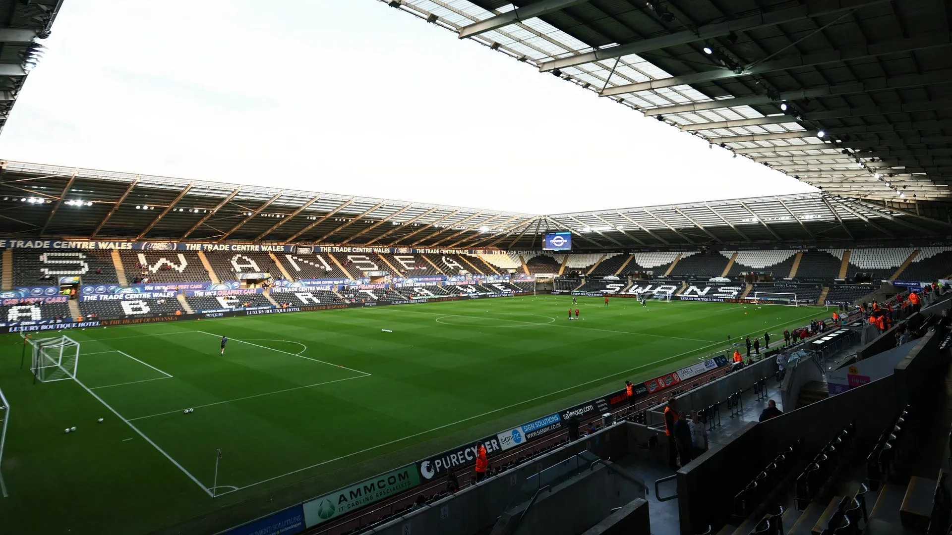 Toàn cảnh sân vận động Swansea.Com, pháo đài của Thiên Nga xứ Wales