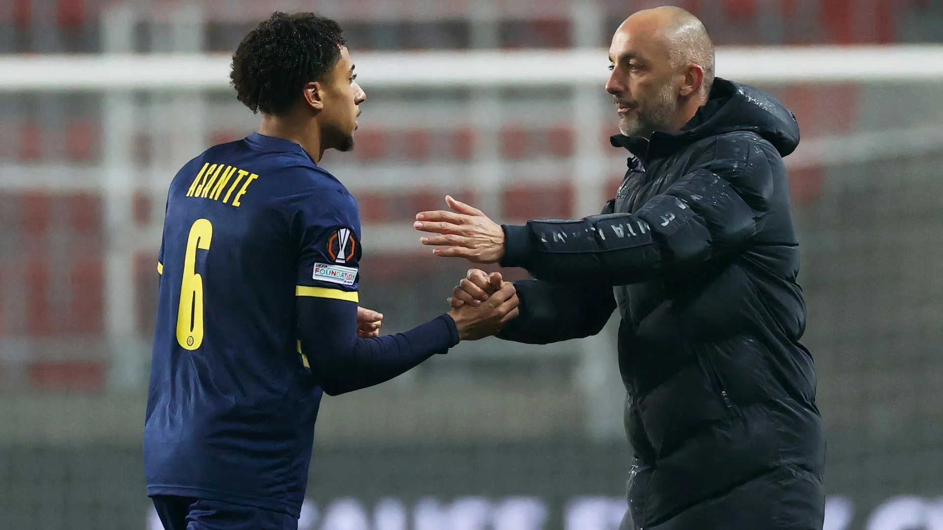 Tyrese Asante và huấn luyện viên Zarko Lazetic của Maccabi Tel Aviv
