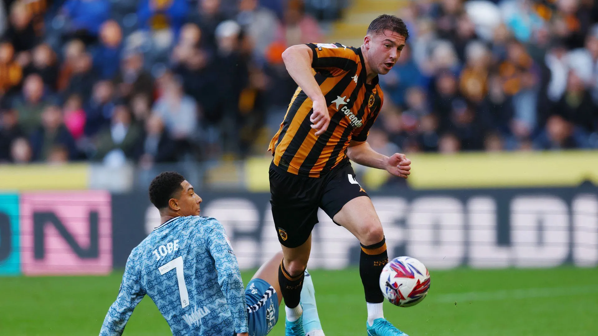 Charlie Hughes trong màu áo Hull City, trung vệ trẻ triển vọng của Championship