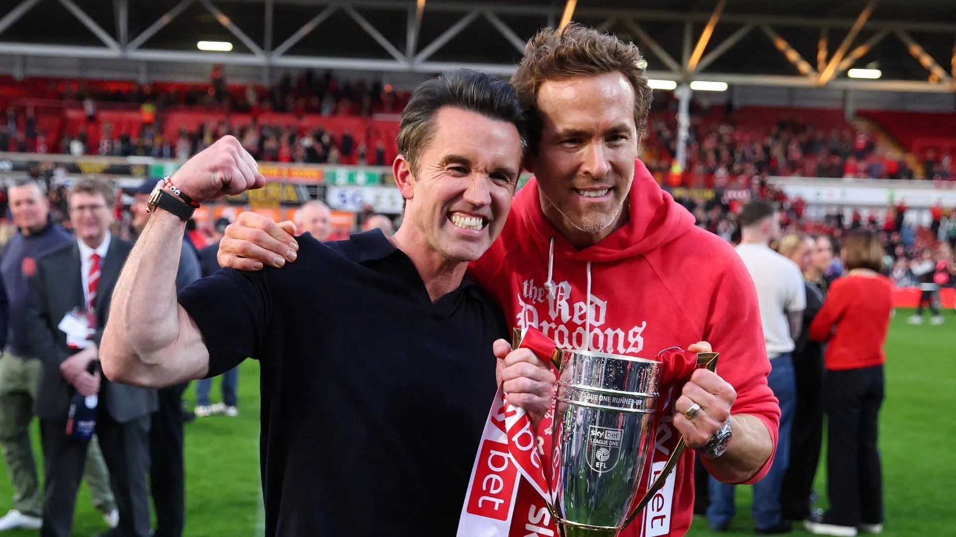Chủ sở hữu Wrexham, Rob McElhenney và Ryan Reynolds, đang đầu tư mạnh mẽ vào câu lạc bộ.