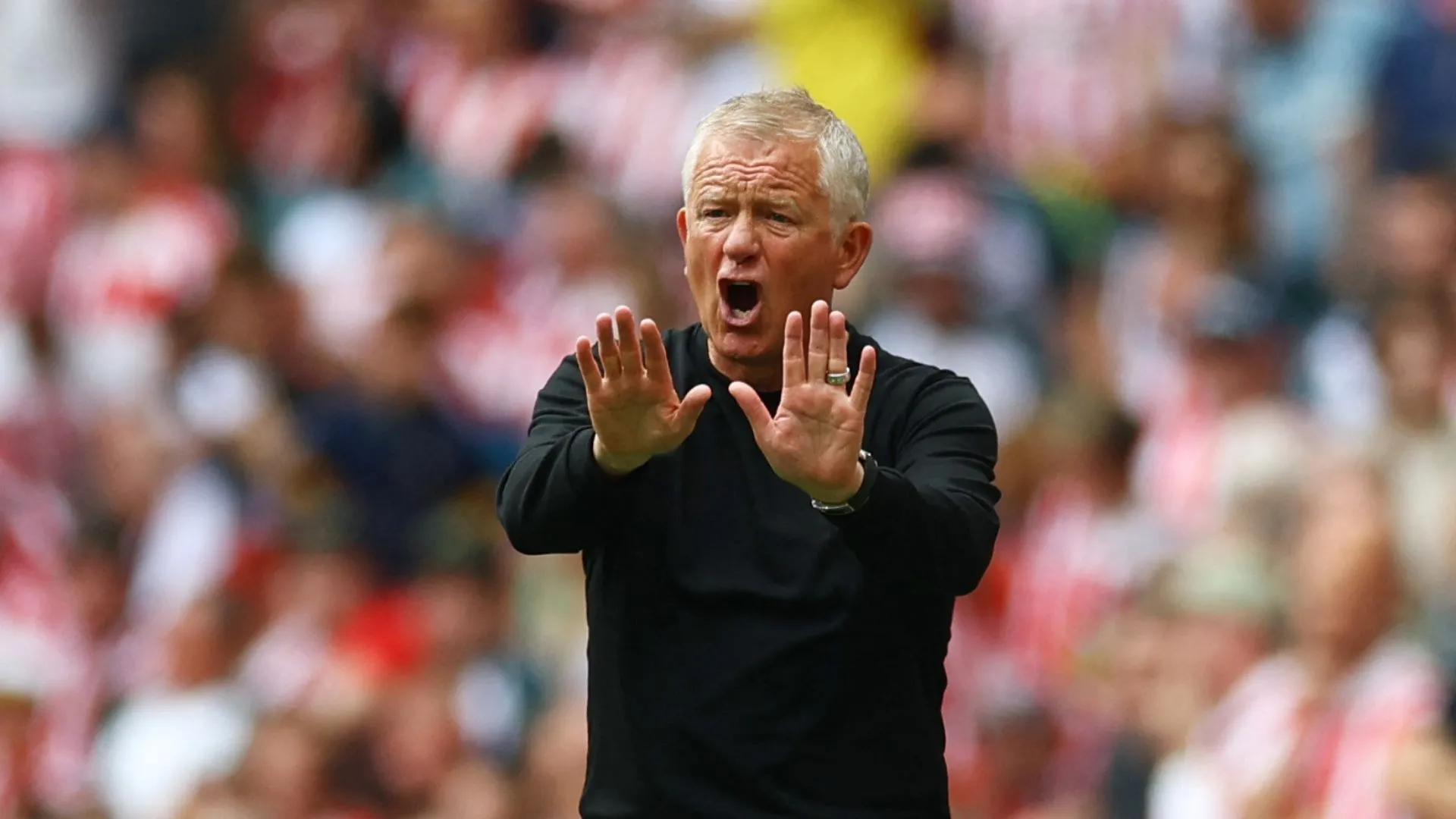 HLV Chris Wilder chỉ đạo các cầu thủ Sheffield United trên sân
