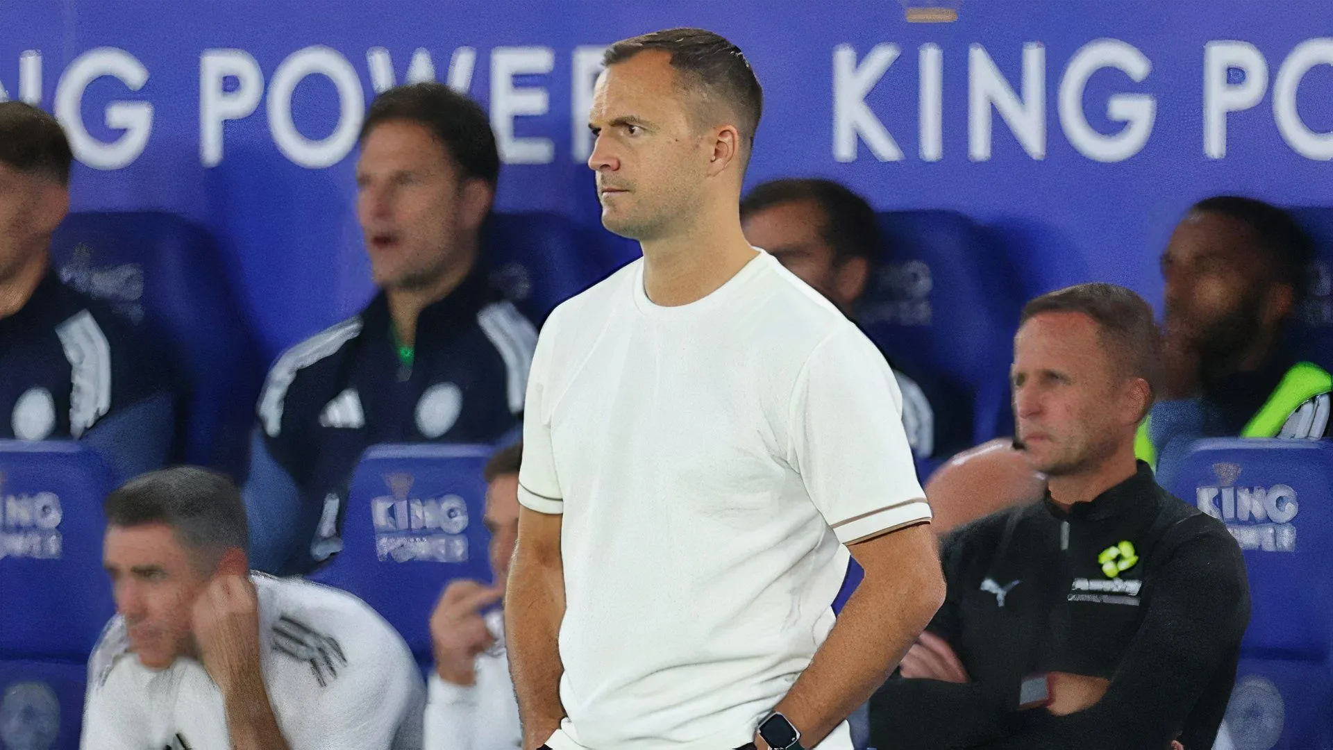 Huấn luyện viên Chris Davies của Birmingham City trên băng ghế chỉ đạo trong trận đấu quan trọng tại Championship