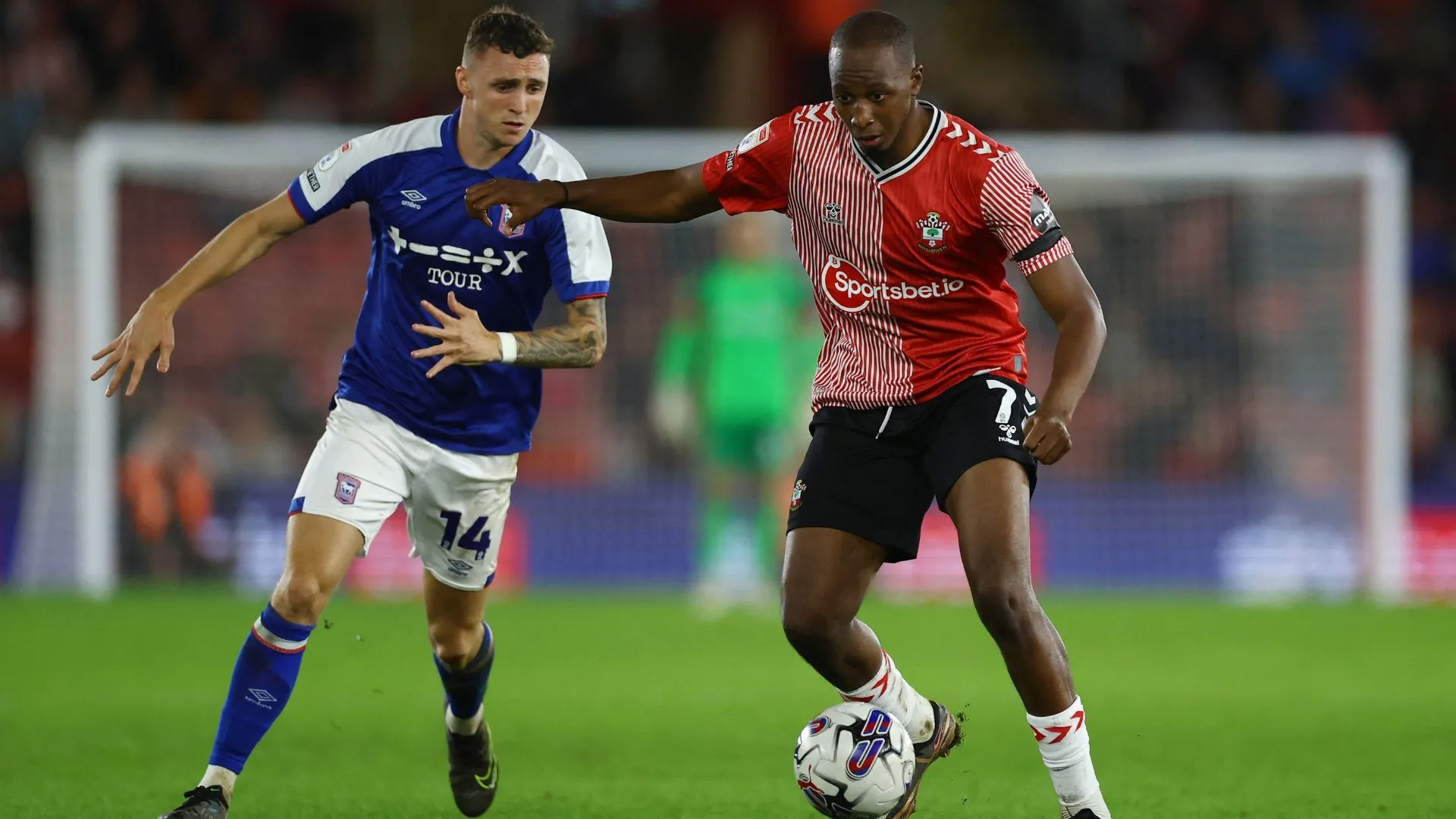 Joe Aribo, tiền vệ trụ cột của Southampton, thuộc nhóm cầu thủ lương cao nhất Championship.