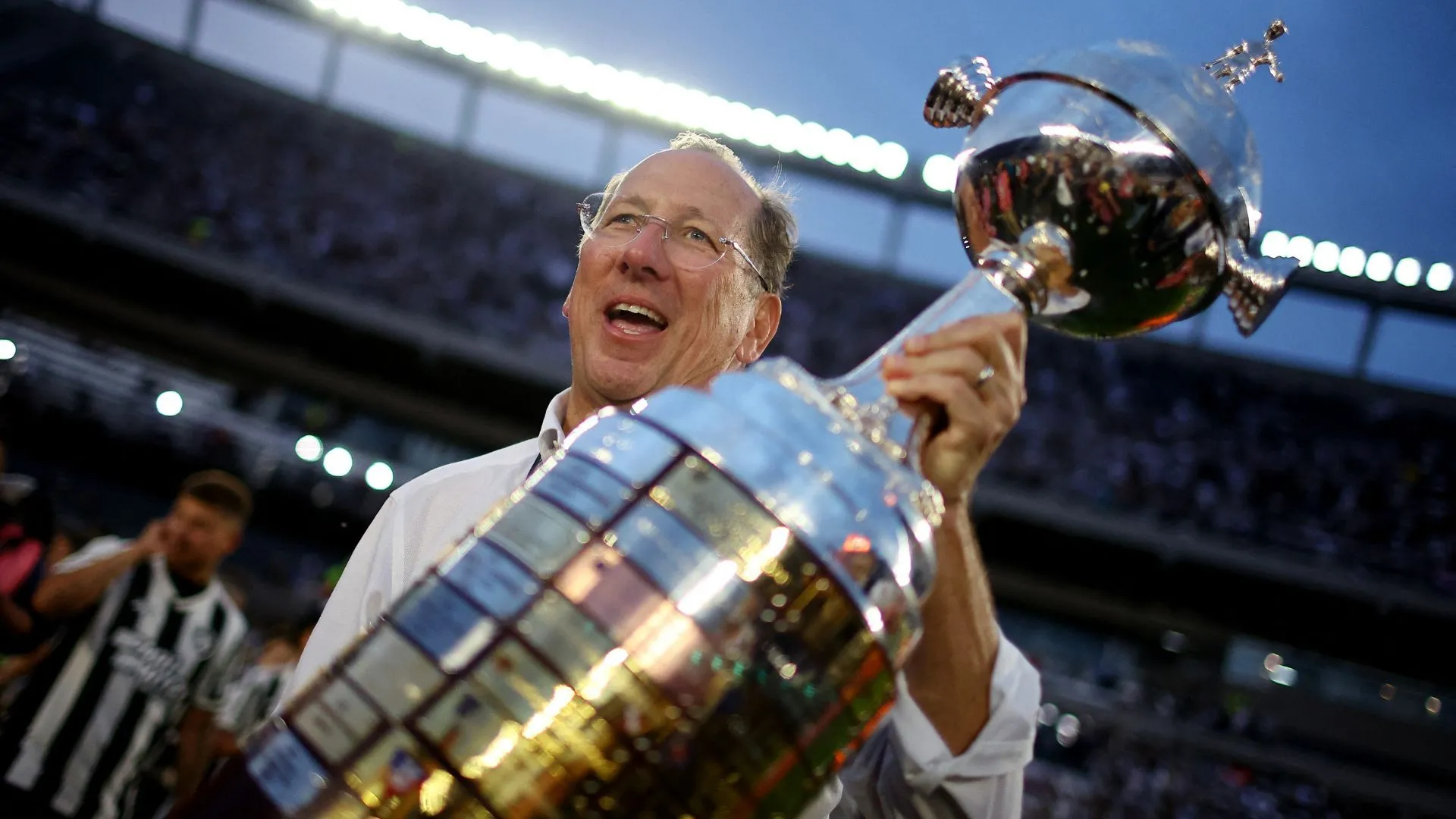 John Textor và chiếc cúp Copa Libertadores, thể hiện kinh nghiệm quản lý bóng đá