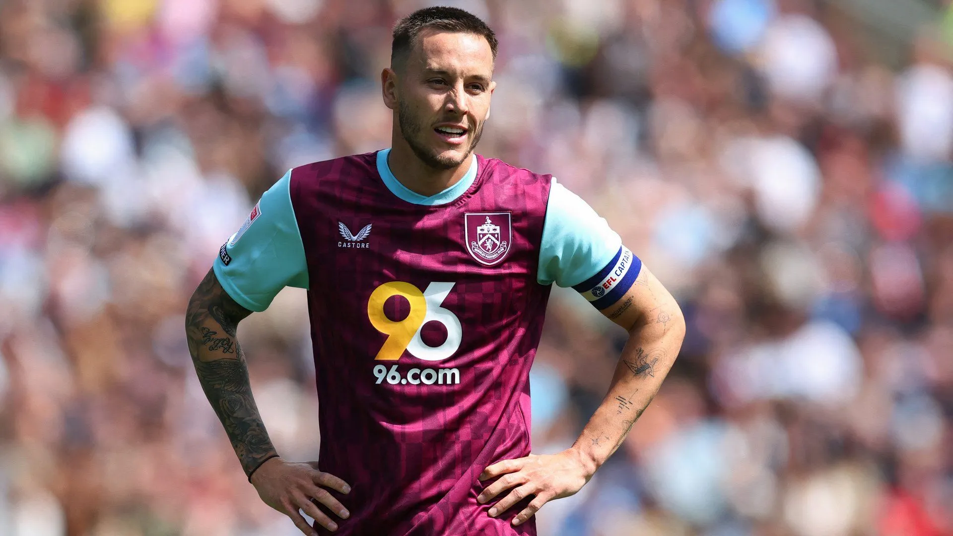 Josh Brownhill thi đấu ấn tượng trong màu áo Burnley tại Championship, thu hút sự chú ý từ Leicester và Ipswich