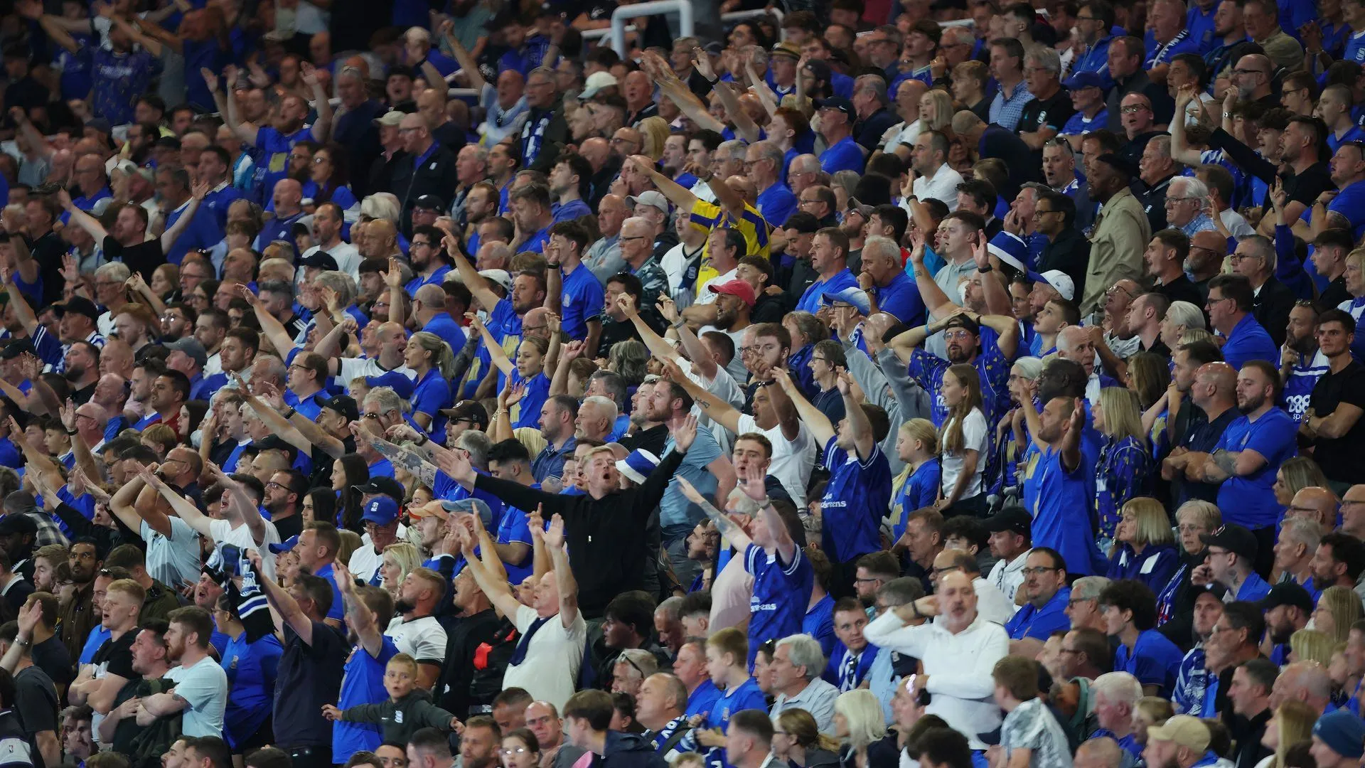 Người hâm mộ Birmingham City cổ vũ cuồng nhiệt, thể hiện niềm tin vào tương lai CLB