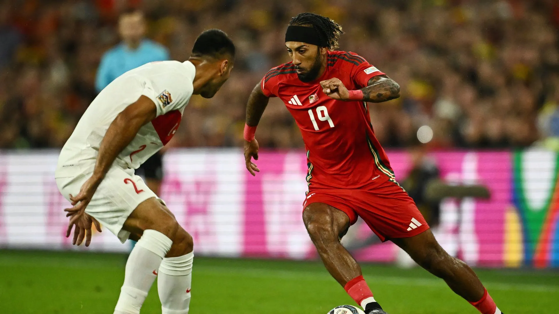 Sorba Thomas thi đấu cho đội tuyển Xứ Wales, thể hiện phong độ cao tại Championship