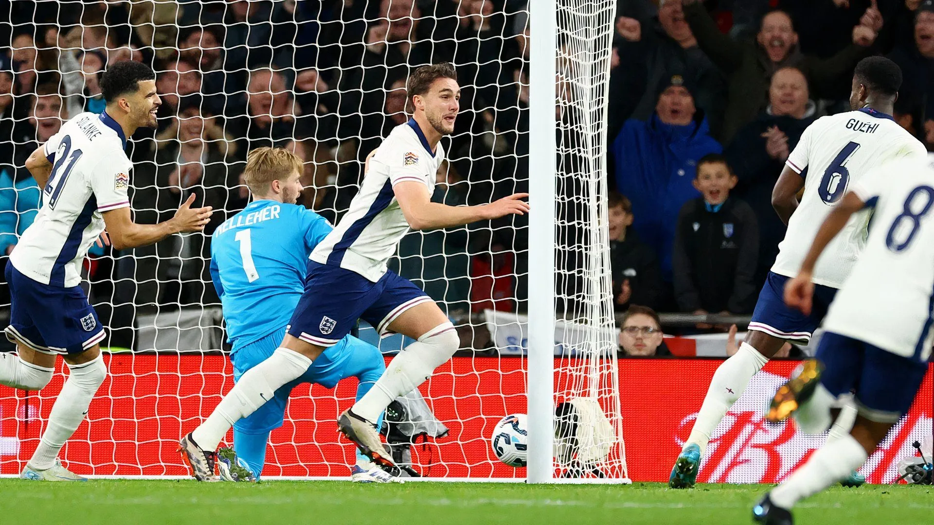 Taylor Harwood-Bellis ghi bàn trong màu áo đội tuyển Anh, trung vệ xuất sắc của Southampton