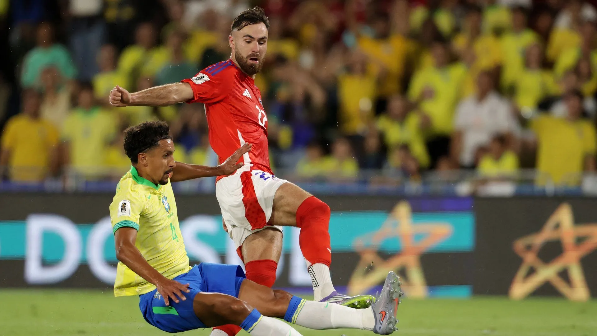 Tiền đạo Ben Brereton Diaz trong màu áo ĐTQG Chile đối đầu Brazil