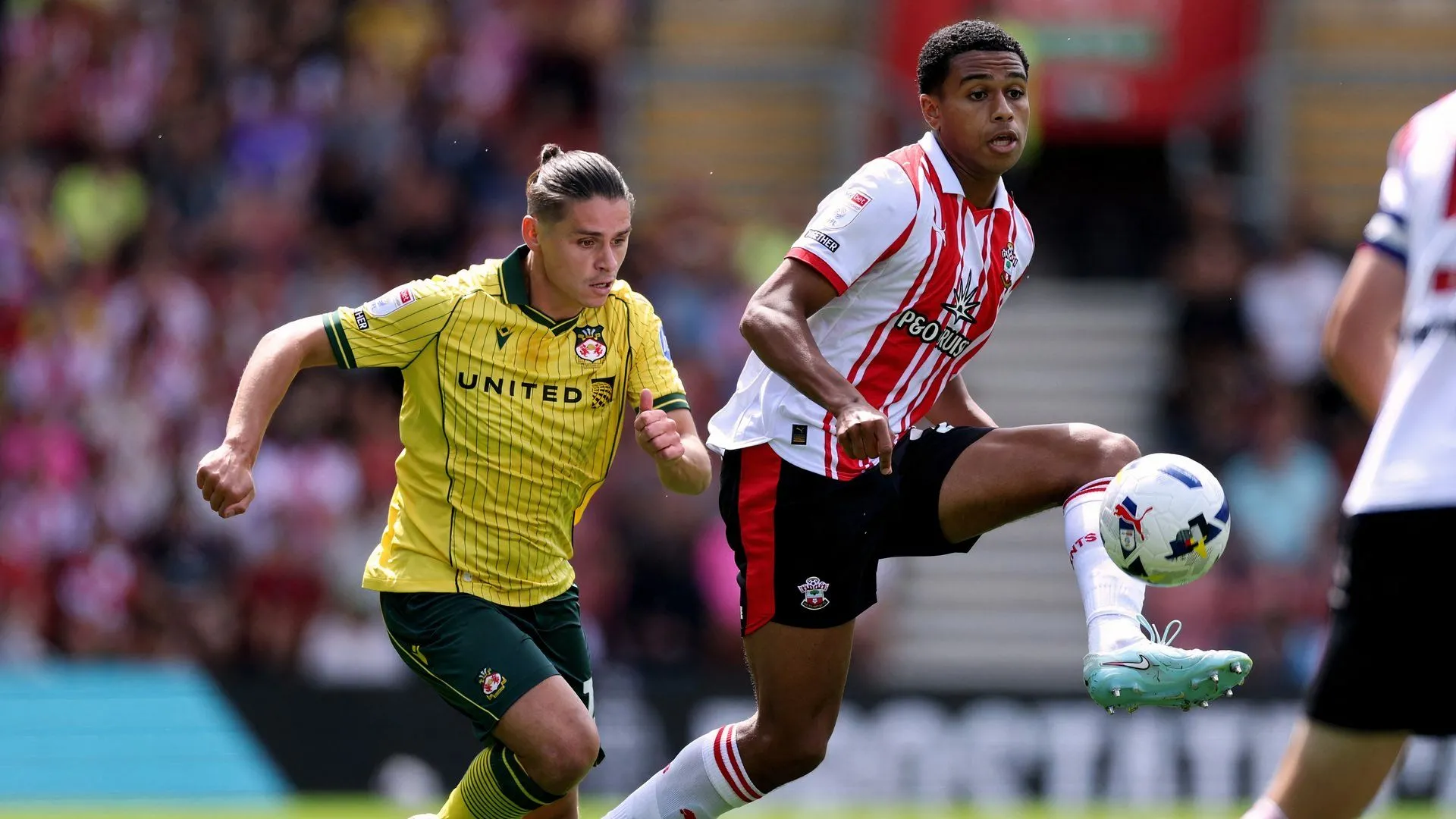 Tiền vệ Shea Charles của Southampton trong trận đấu