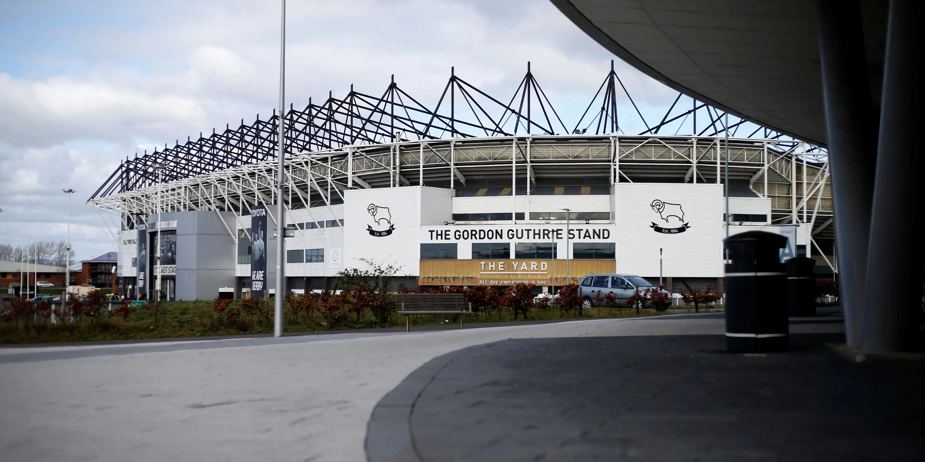 Toàn cảnh sân vận động Pride Park của Derby County, nơi đang chứng kiến phong độ sân nhà đáng thất vọng