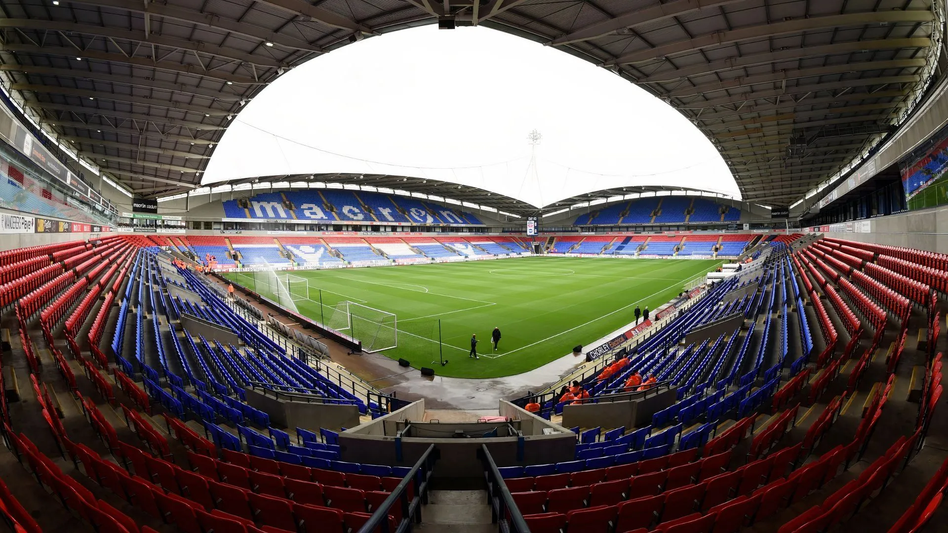 Amario Cozier-Duberry ăn mừng bàn thắng phút 94, pha lập công từ xa cho Bolton