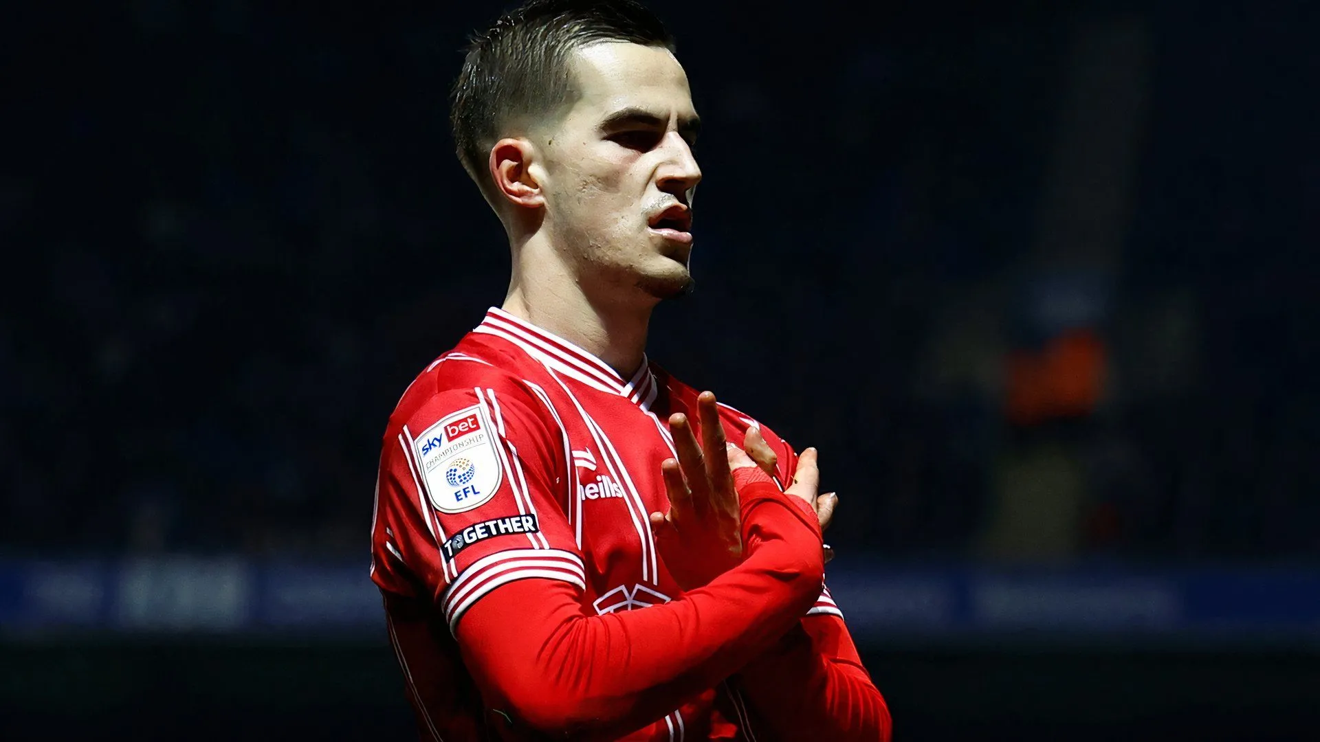 Anis Mehmeti ăn mừng trong màu áo Bristol City, nhân tố sáng tạo của Gerhard Struber