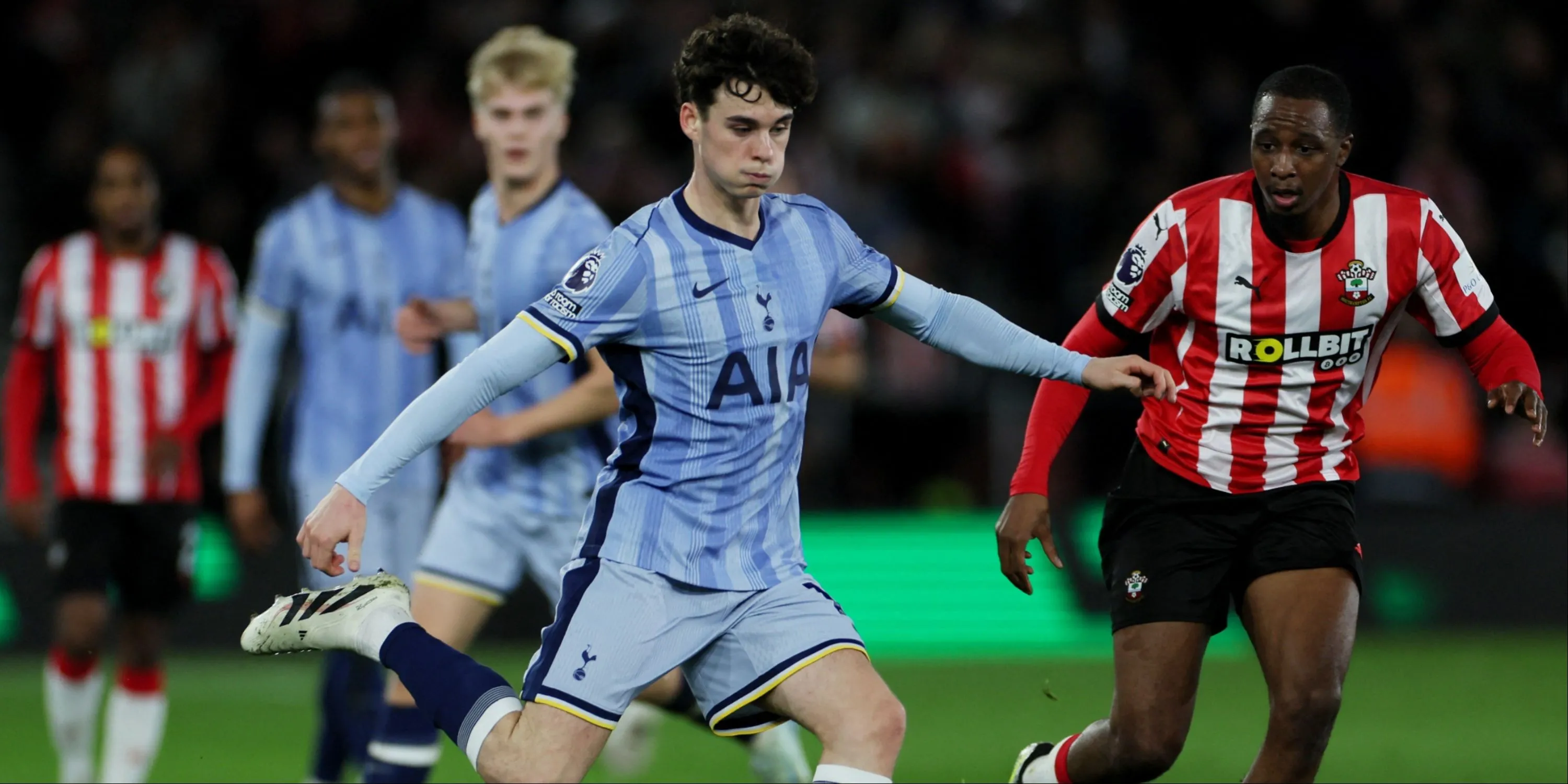 Archie Gray trong màu áo Tottenham, ví dụ về cầu thủ đa năng