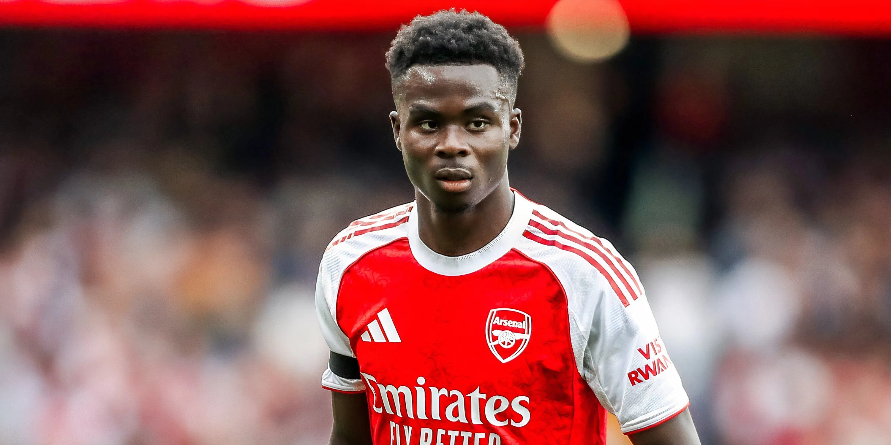Bukayo Saka thi đấu cho Arsenal - minh họa ảnh hưởng của phí tham dự cố định tới ngân sách CLB