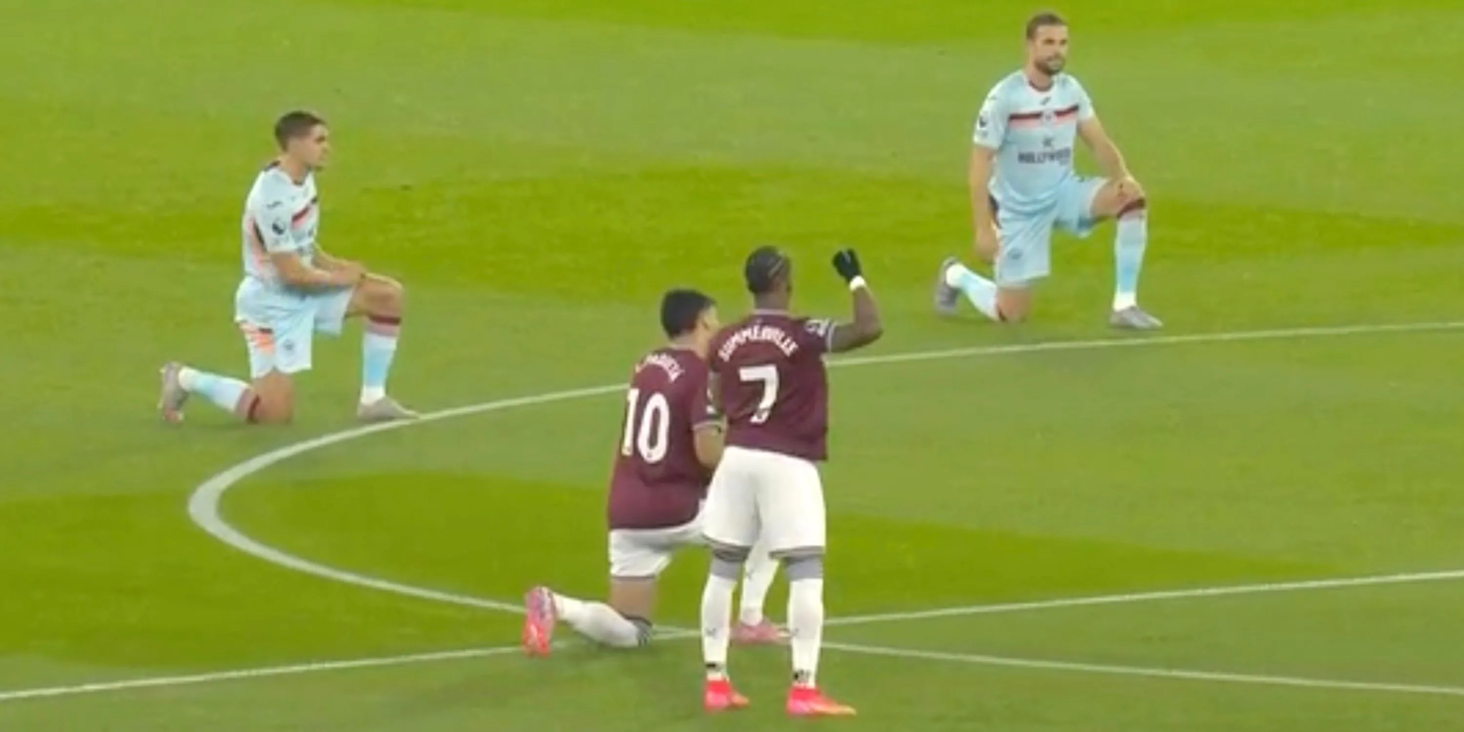 Cảnh các cầu thủ quỳ gối trước trận đấu, một phần khán đài phản ứng đa dạng trong vòng “No Room For Racism”