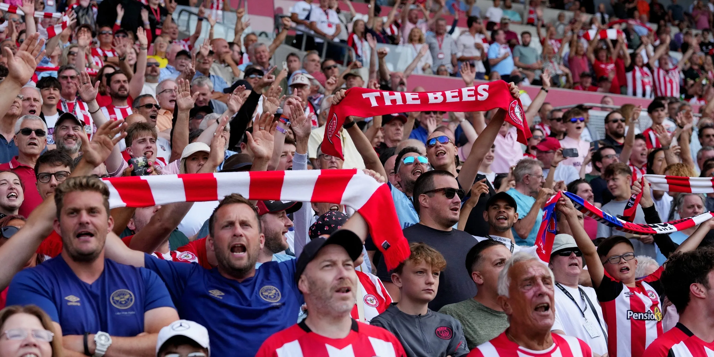 Cổ động viên Brentford trên khán đài - tình hình nhân sự và chấn thương Brentford