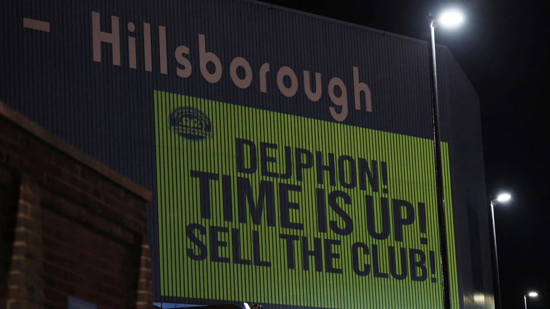 Cổ động viên Sheffield Wednesday biểu tình bên ngoài Hillsborough trước khi phong trào tẩy chay kết thúc