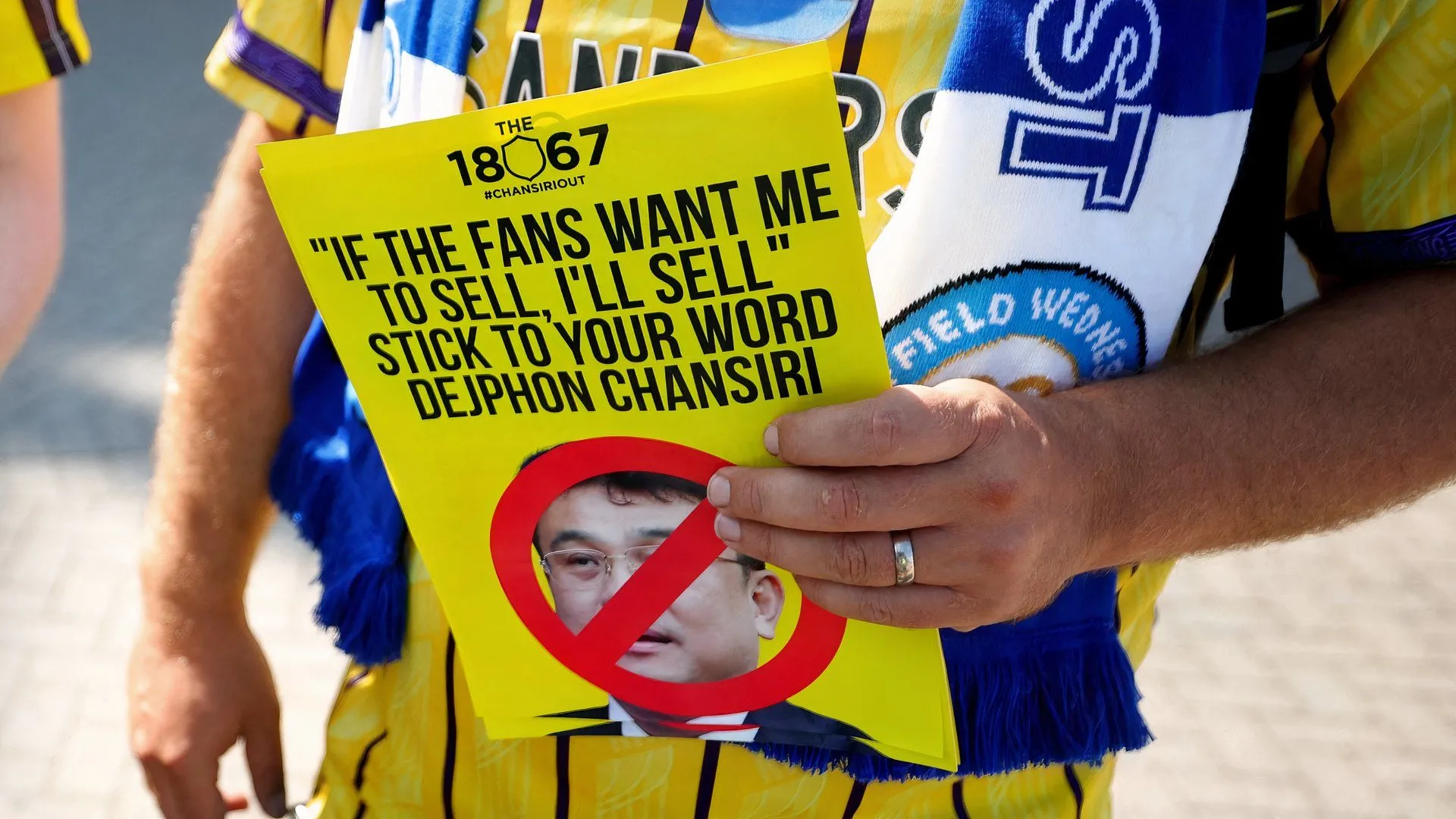 Cổ động viên Sheffield Wednesday cầm tờ rơi phản đối chủ sở hữu Dejphon Chansiri trong cuộc biểu tình trước và trong các trận đấu