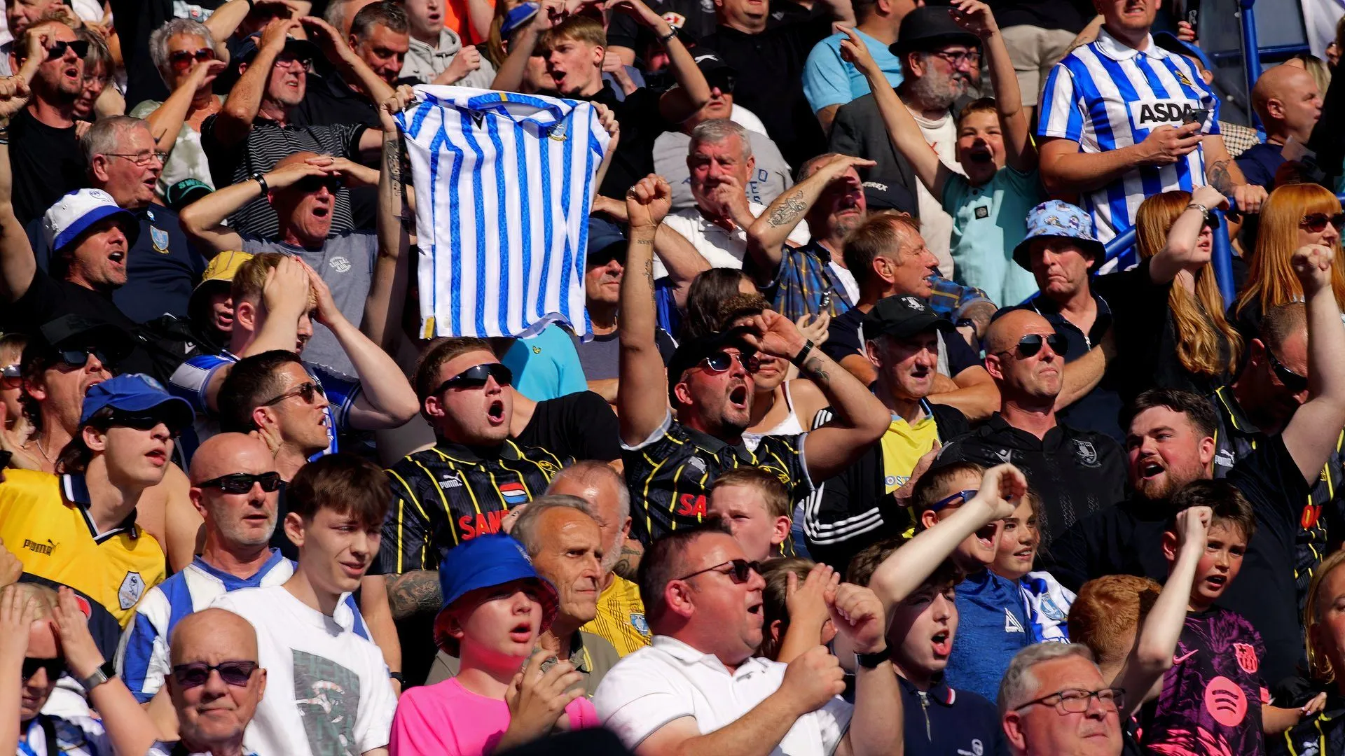 Cổ động viên Sheffield Wednesday tại King Power, thể hiện sức hút và hy vọng hồi sinh của CLB