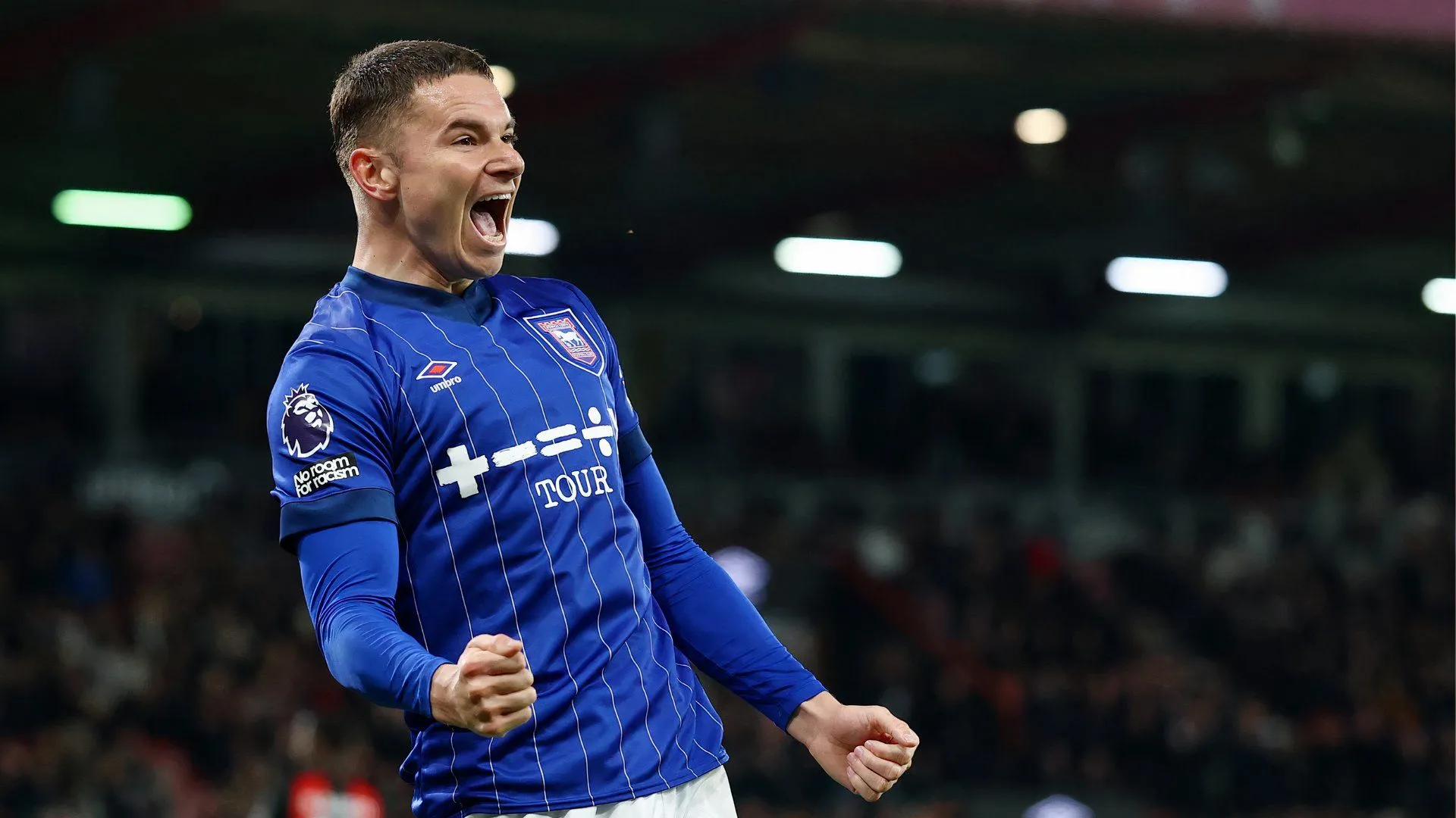 Conor Townsend trong màu áo Ipswich Town, hậu vệ gặp chấn thương đầu gối ở mùa tiền mùa giải