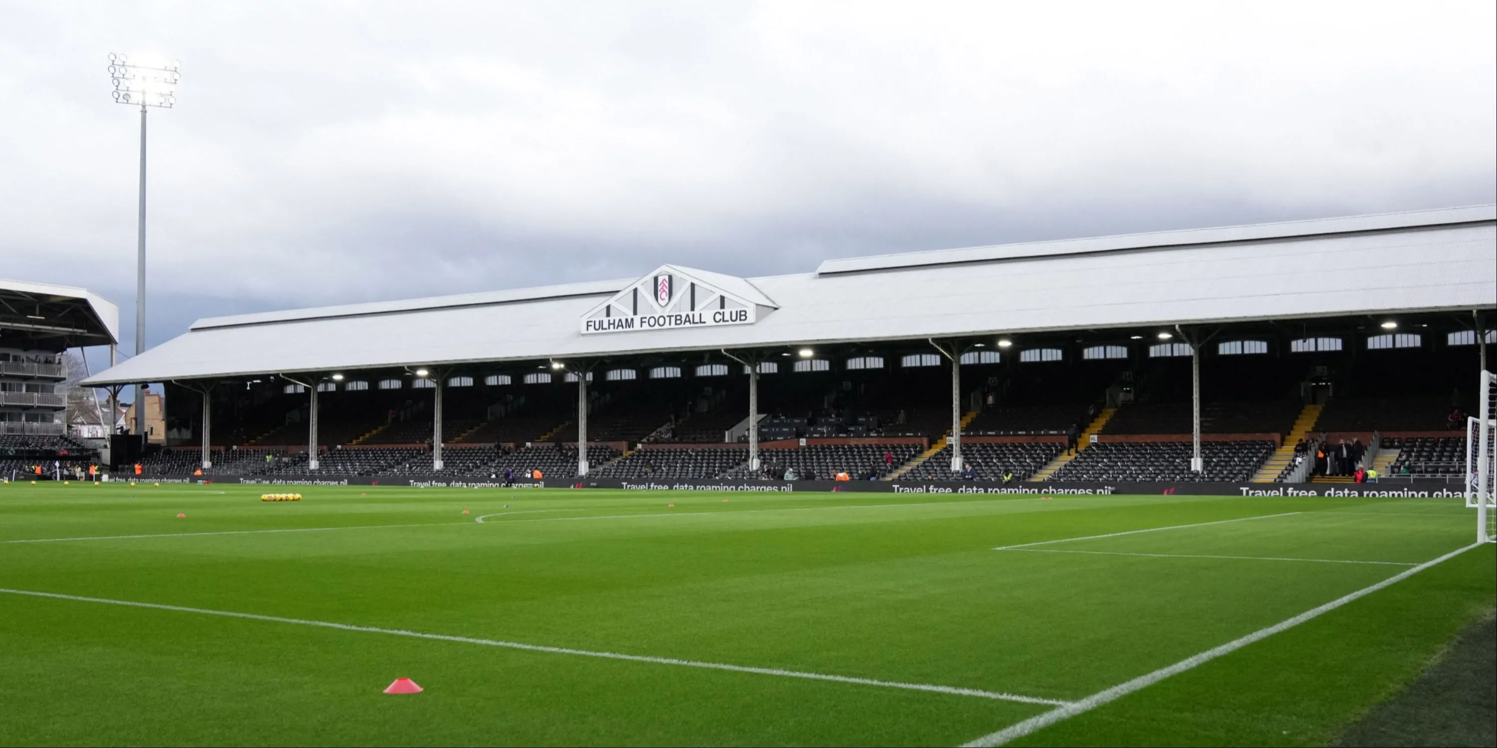 Craven Cottage nhìn từ ngoại vi với khán giả tụ tập quanh sân cổ vũ Fulham