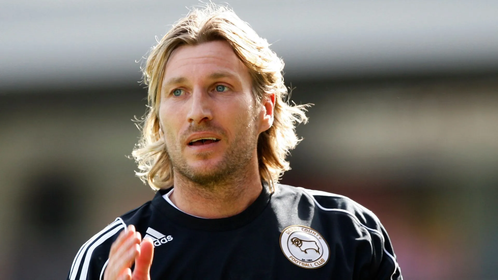 Cựu cầu thủ Robbie Savage – một trong những biểu tượng gắn liền với giai đoạn khó khăn của Derby County, ảnh chụp chân dung trên sân