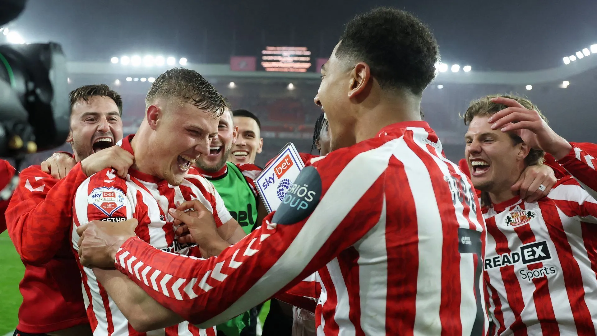 Dan Ballard ăn mừng cho Sunderland, so sánh lương với Jack Clarke