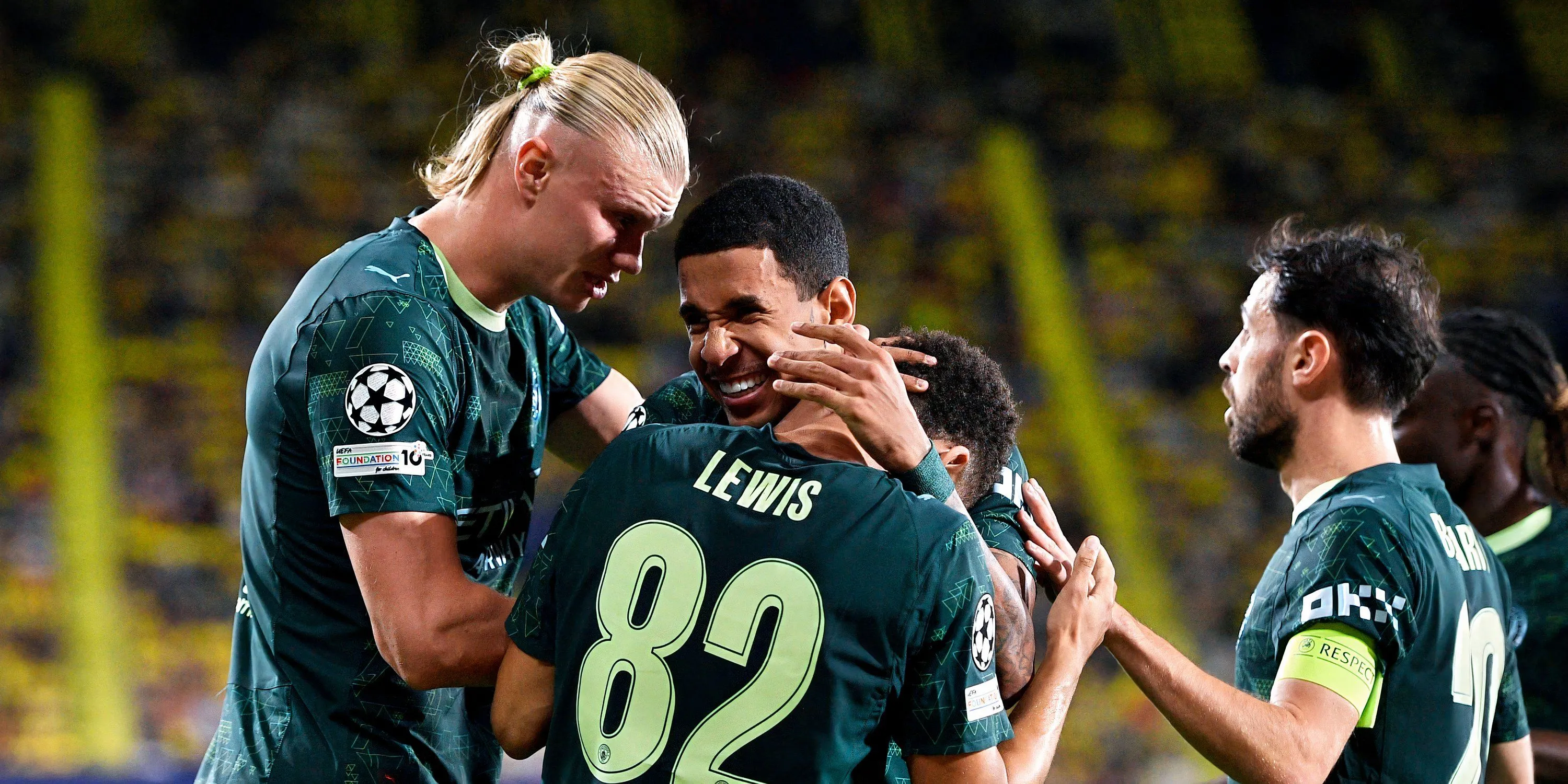 Erling Haaland ăn mừng bàn thắng cho Manchester City tại Estadio de la Cerámica
