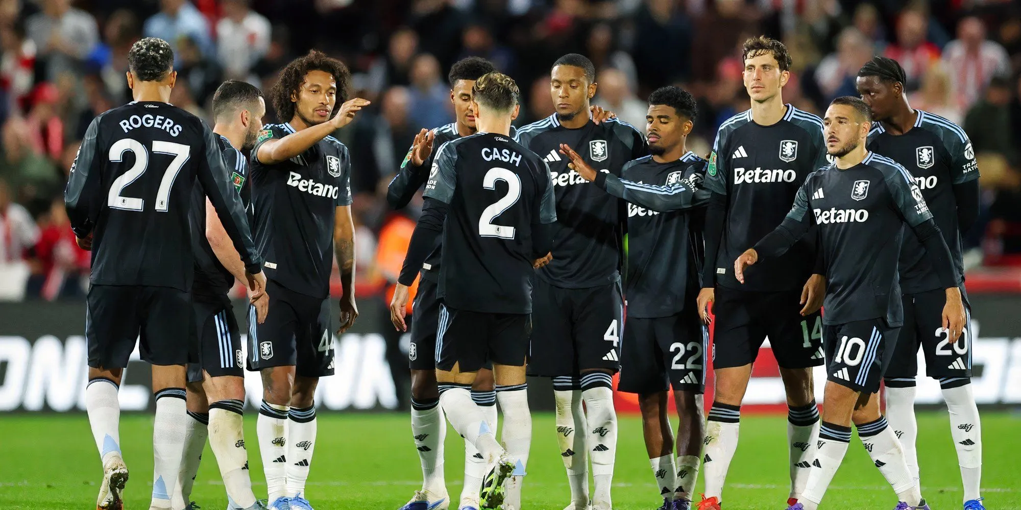 Ezri Konsa của Aston Villa bị treo giò do thẻ đỏ trực tiếp