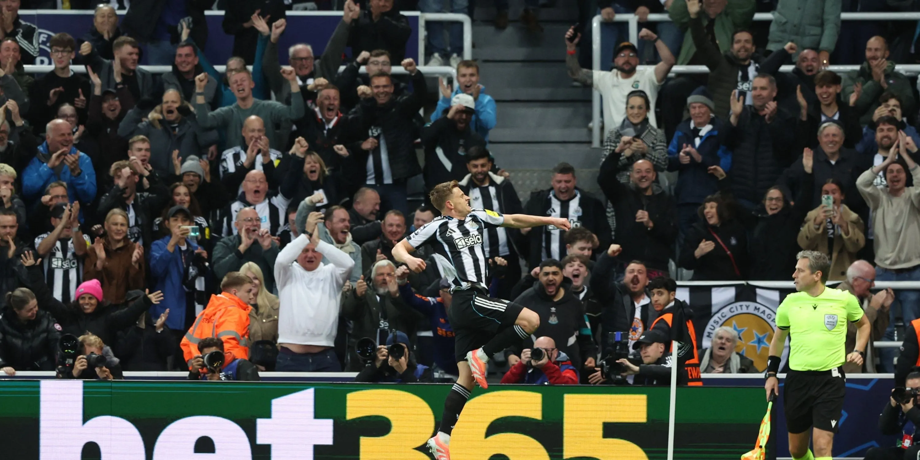 Harvey Barnes ăn mừng bàn thắng