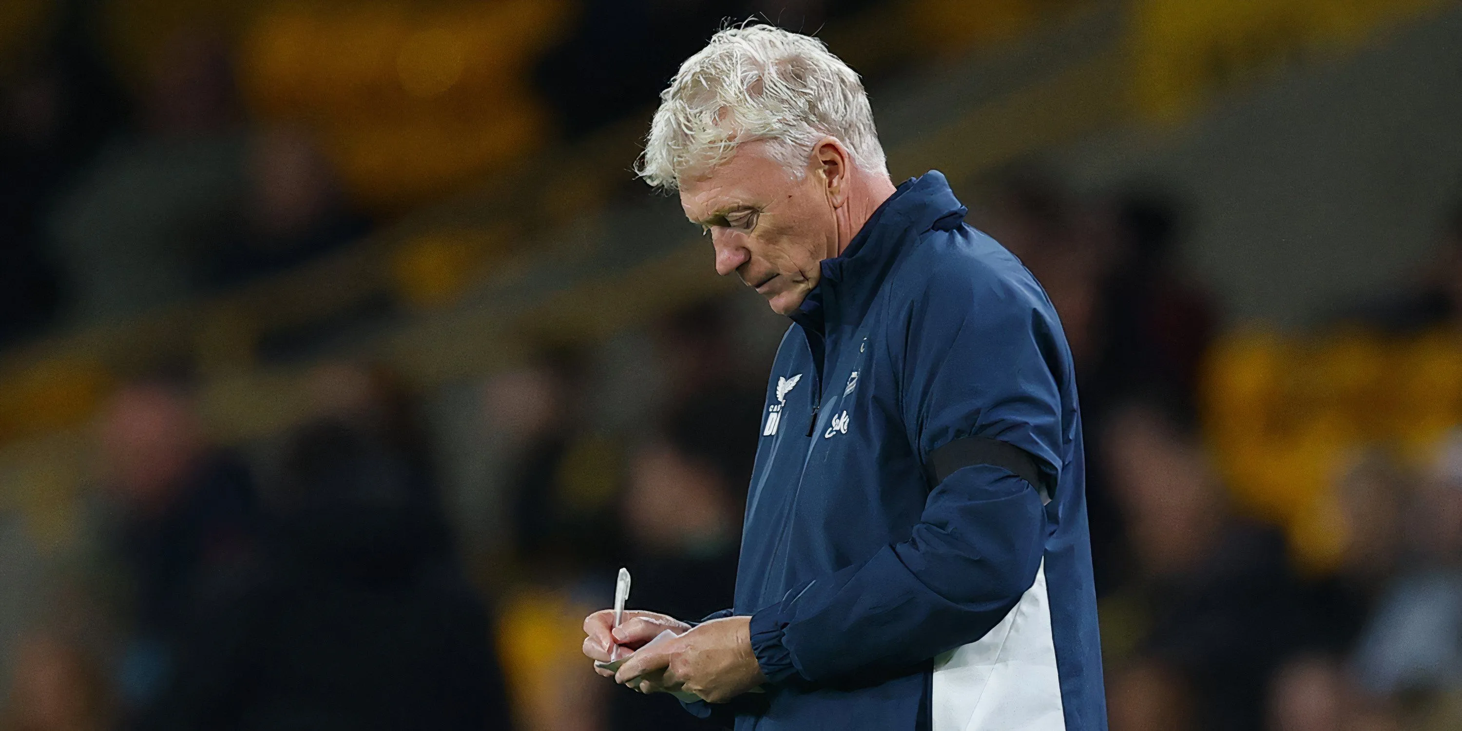 HLV Everton David Moyes chỉ đạo trận đấu trên băng ghế kỹ thuật Merseyside