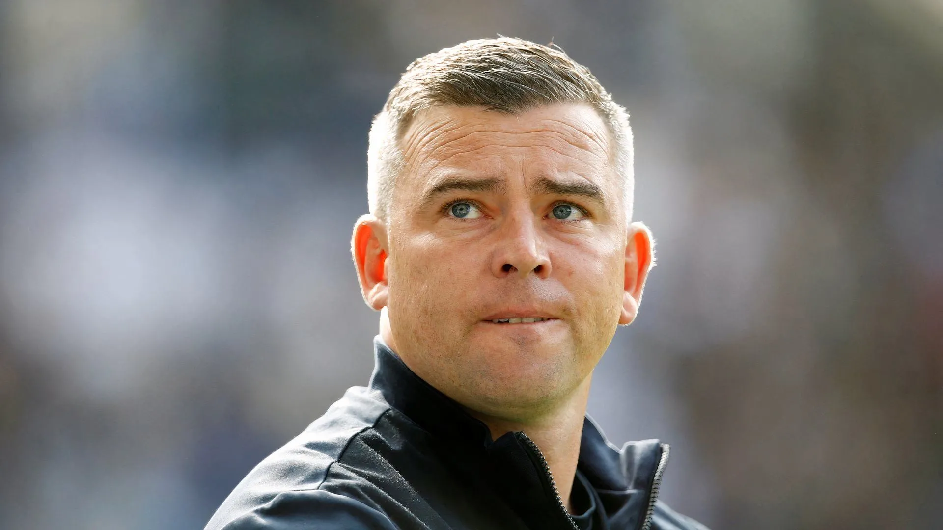 HLV Steven Schumacher theo dõi trận đấu của Bolton, chịu áp lực cải thiện phong độ đội bóng