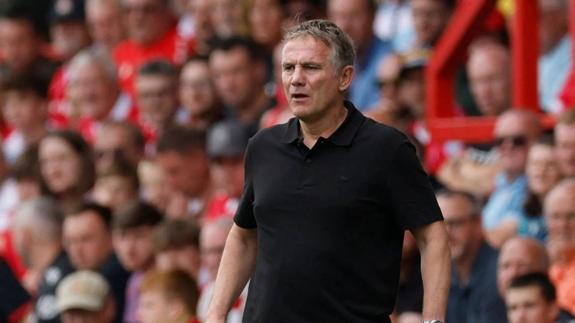 Huấn luyện viên Phil Parkinson chỉ đạo trận đấu của Wrexham tại Championship