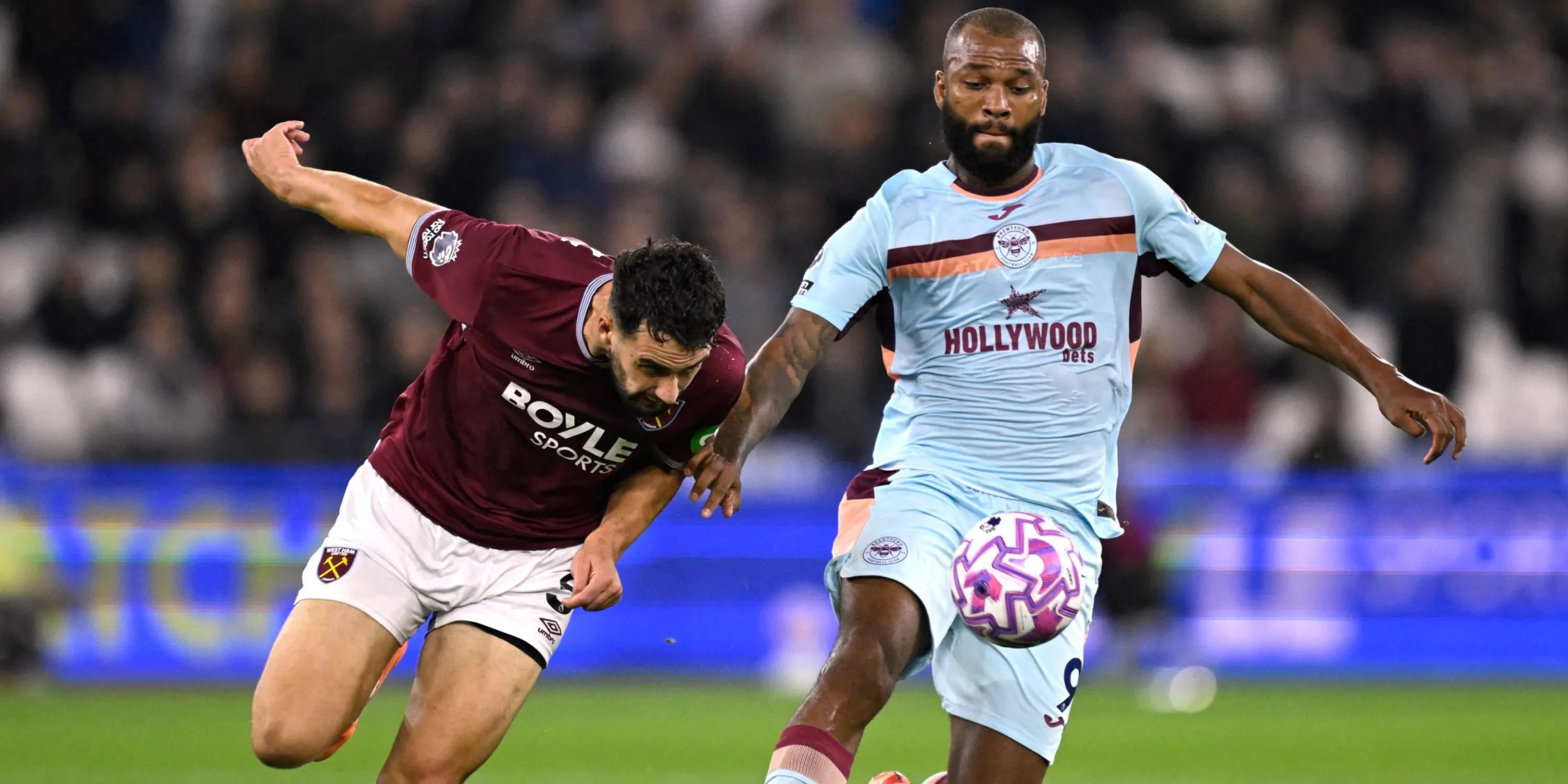 Igor Thiago của Brentford tranh chấp với Maximilian Kilman của West Ham, tình huống phản ánh sự bối rối trong tổ chức phòng ngự của West Ham