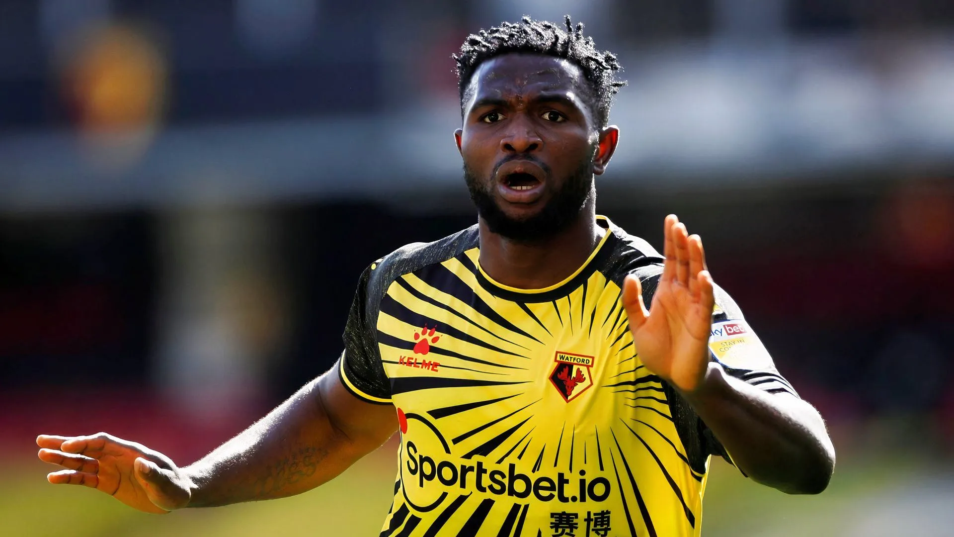 Isaac Success tiền đạo cao to, từng khoác áo Watford và Udinese, hiện là cầu thủ tự do