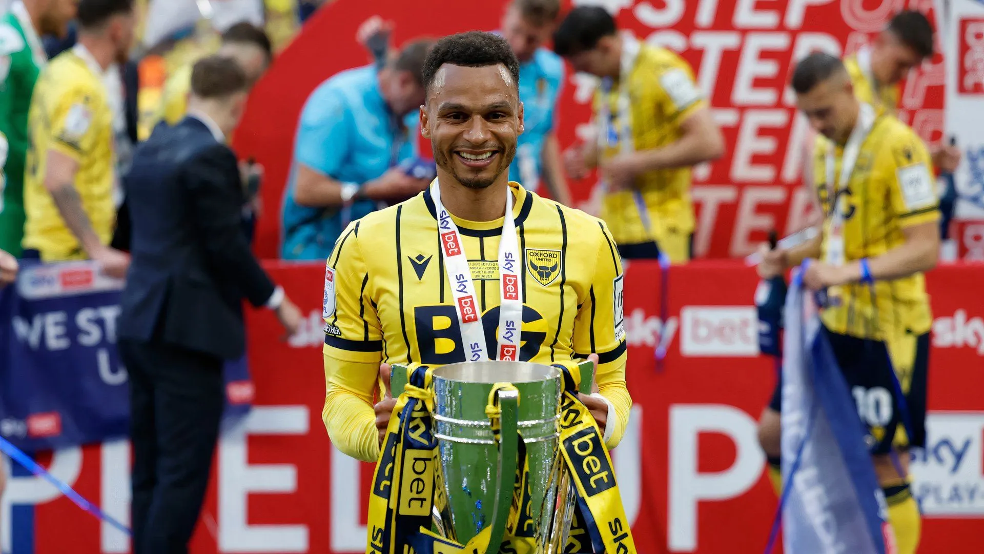 Josh Murphy trong màu áo Oxford United ăn mừng bàn thắng play-off