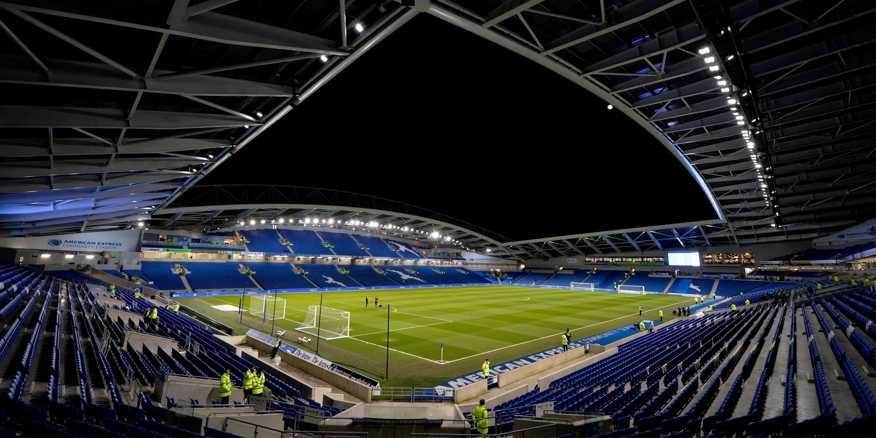 Khán đài Amex Stadium với hình ảnh cộng đồng người hâm mộ Brighton cổ vũ đội nhà