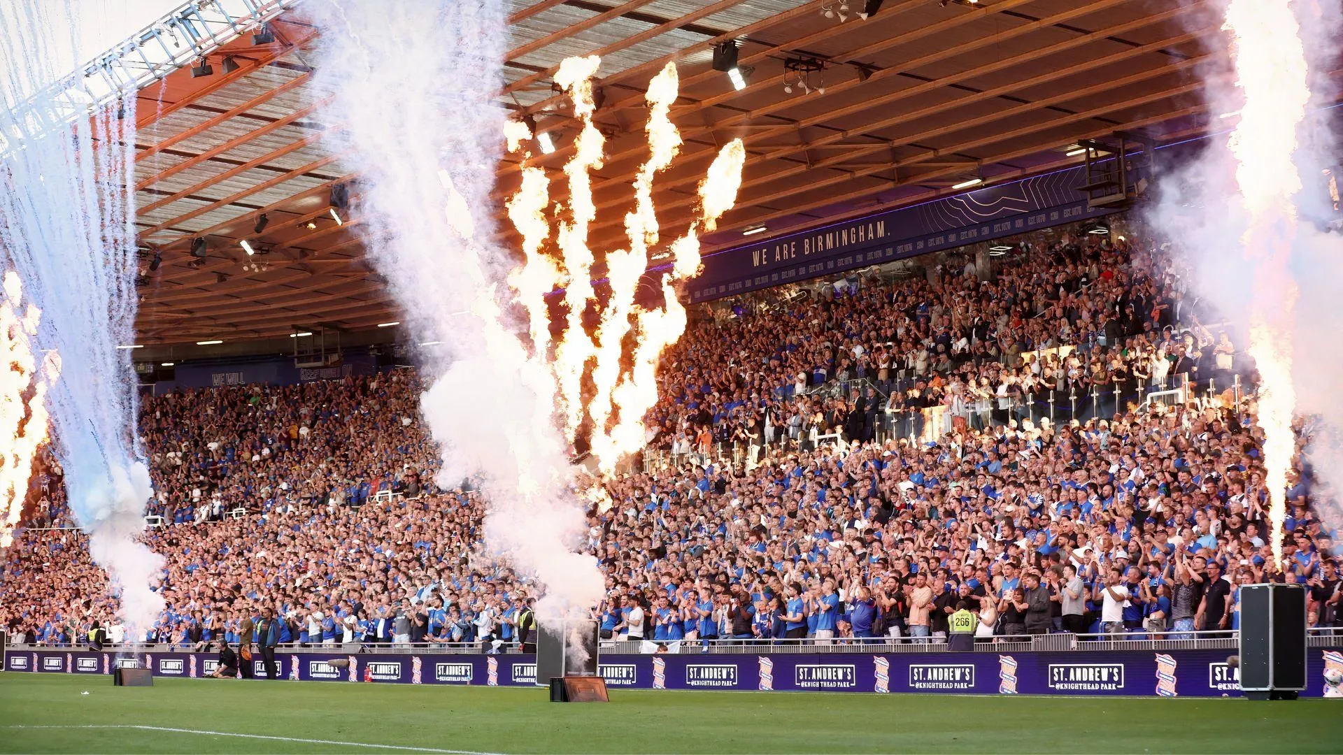 Khán giả Birmingham City trên khán đài St Andrew's, bầu không khí cuồng nhiệt