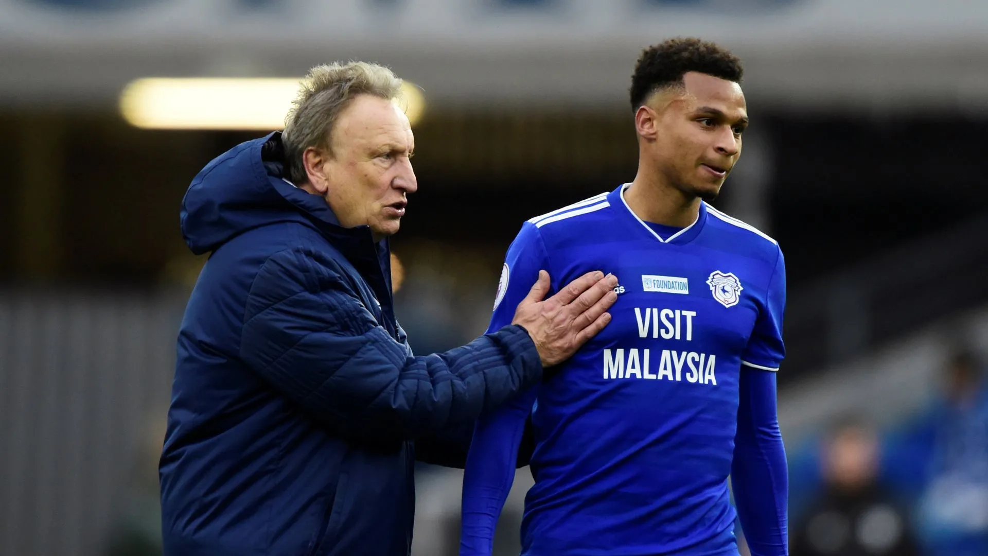 Neil Warnock và Josh Murphy thảo luận chiến thuật bên đường pitch