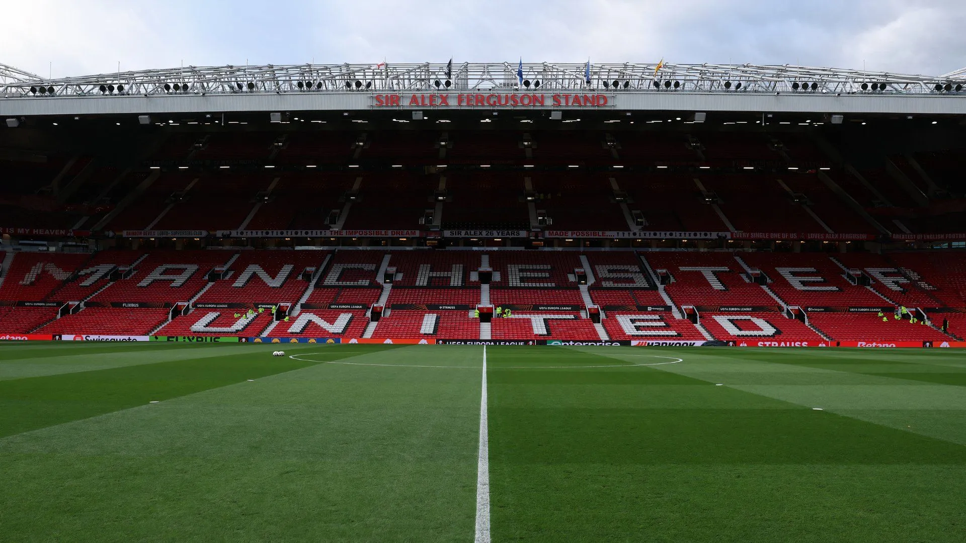 Old Trafford - sân đấu và biểu tượng của Manchester United, nơi các tài năng trẻ được theo dõi